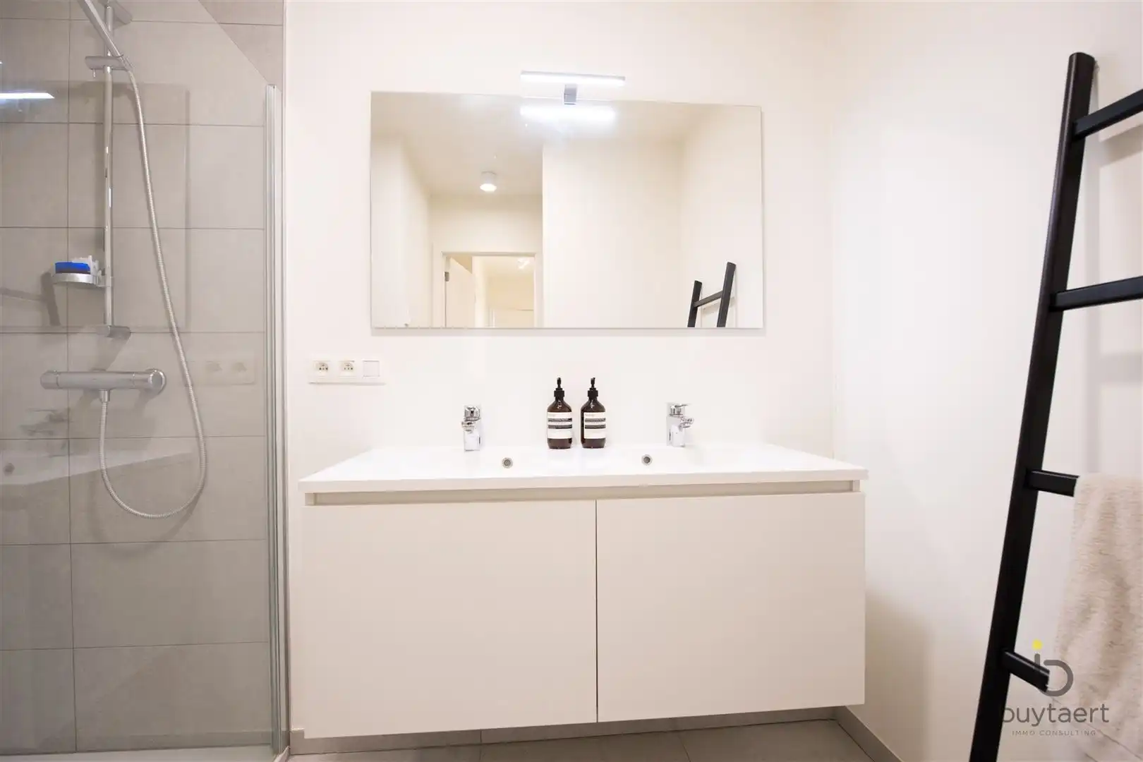 Recent studio - appartementje met leuk terras! foto 16