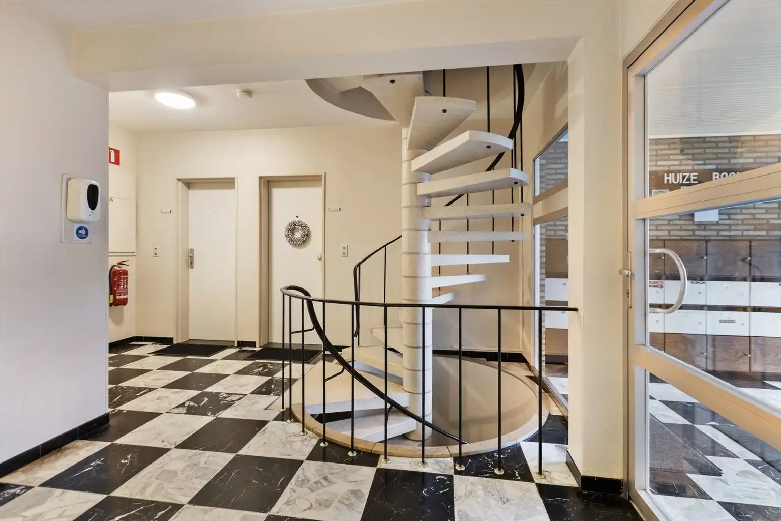 Ruim gelijkvloers 2-slaapkamer appartement met overdekt terras, ondergrondse autostaanplaats en aparte berging, gelegen vlakbij het centrum van Maaseik. foto 24