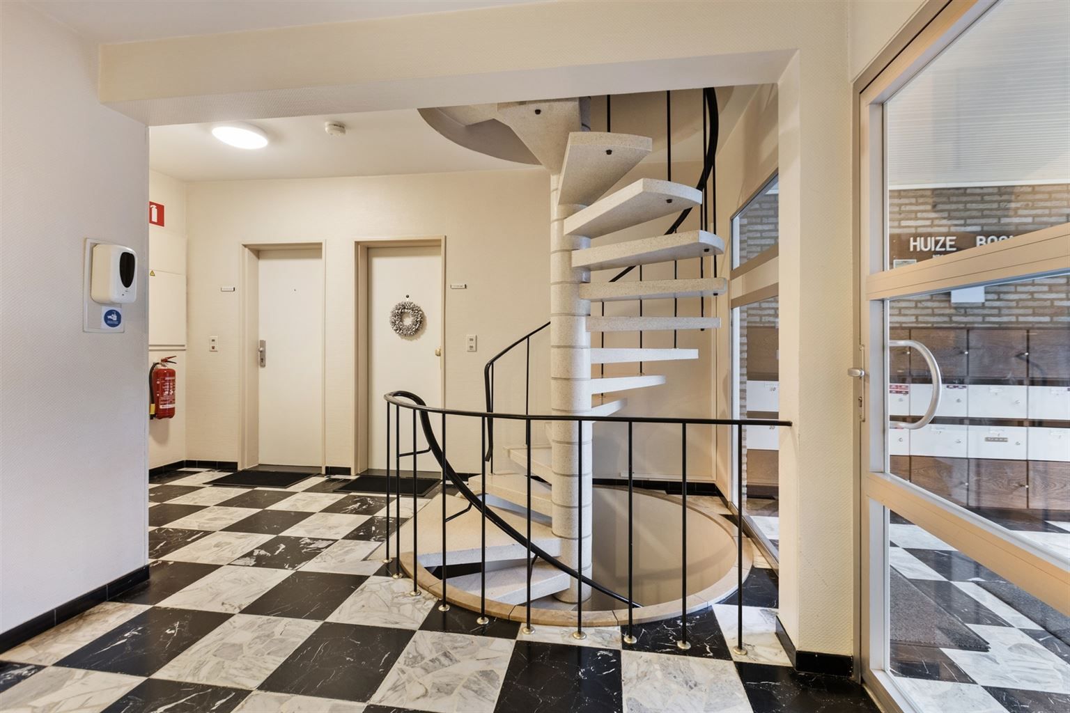 Ruim gelijkvloers 2-slaapkamer appartement met overdekt terras, ondergrondse autostaanplaats en aparte berging, gelegen vlakbij het centrum van Maaseik. foto 24