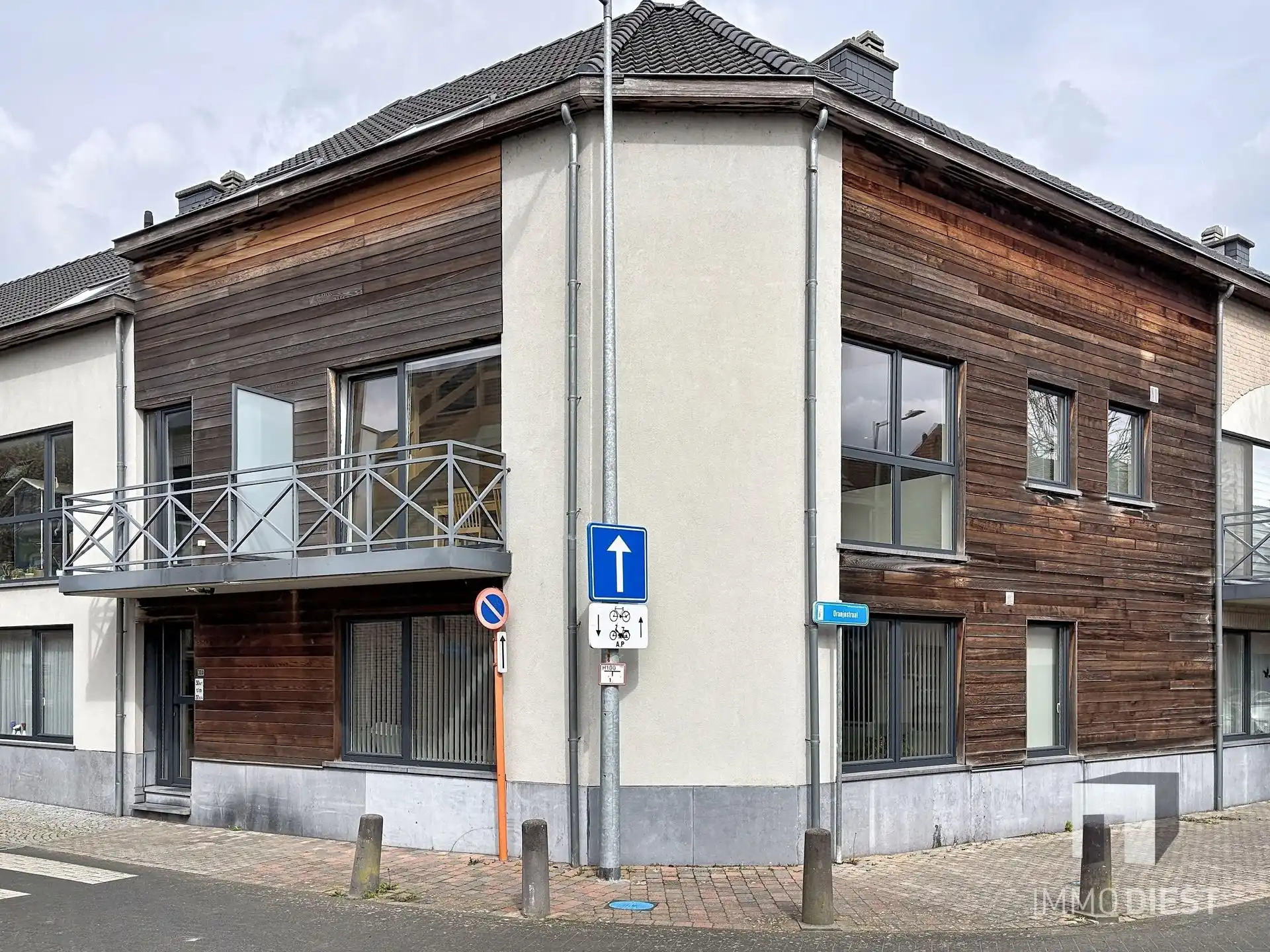 Ruimtelijk duplexappartement met karakter, badend in licht op gunstige ligging in het hart van Zichem. foto {{pictureIndex}}