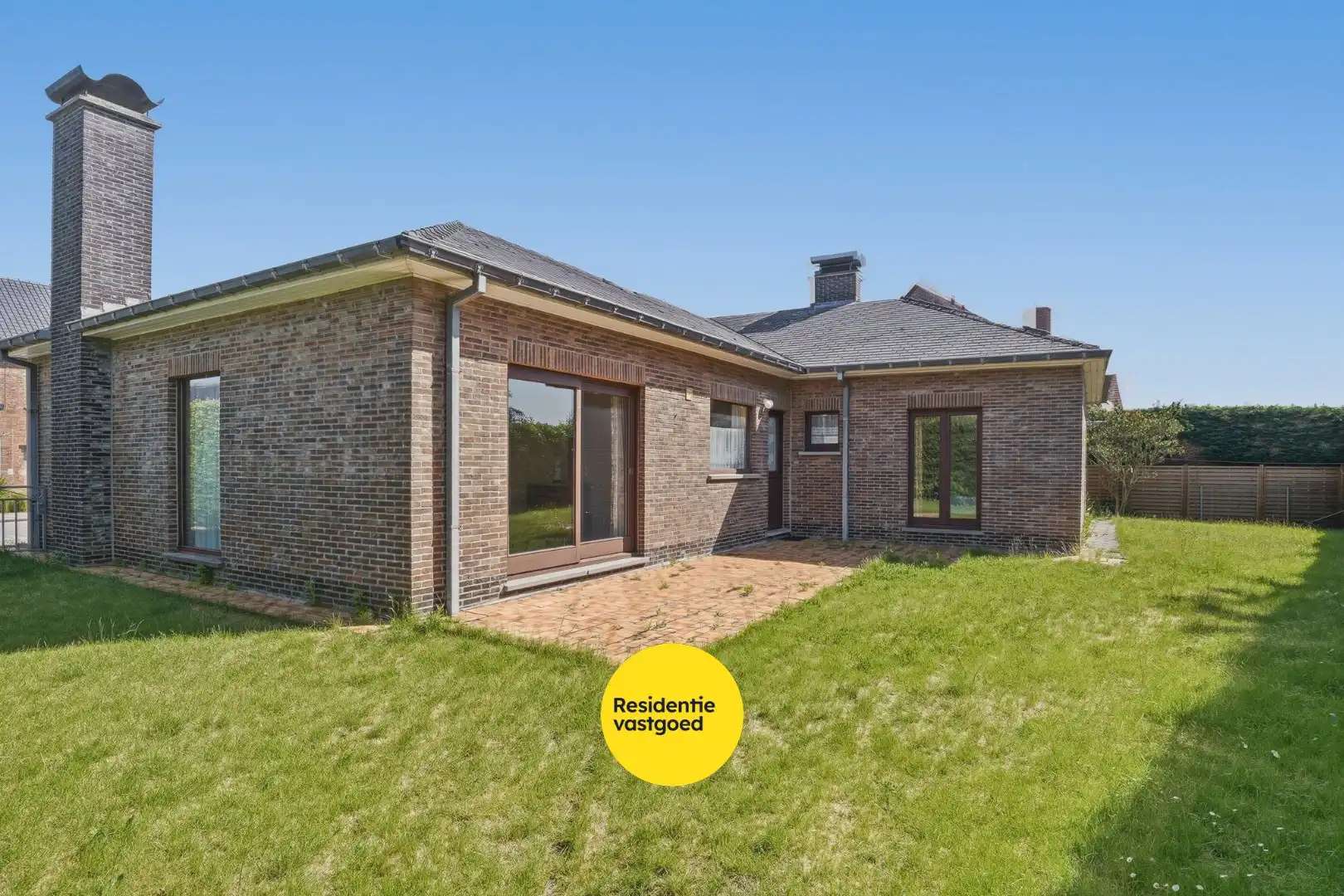 Vrijstaande bungalow met 3 slaapkamers, ruime garage en zonnige tuin foto 2
