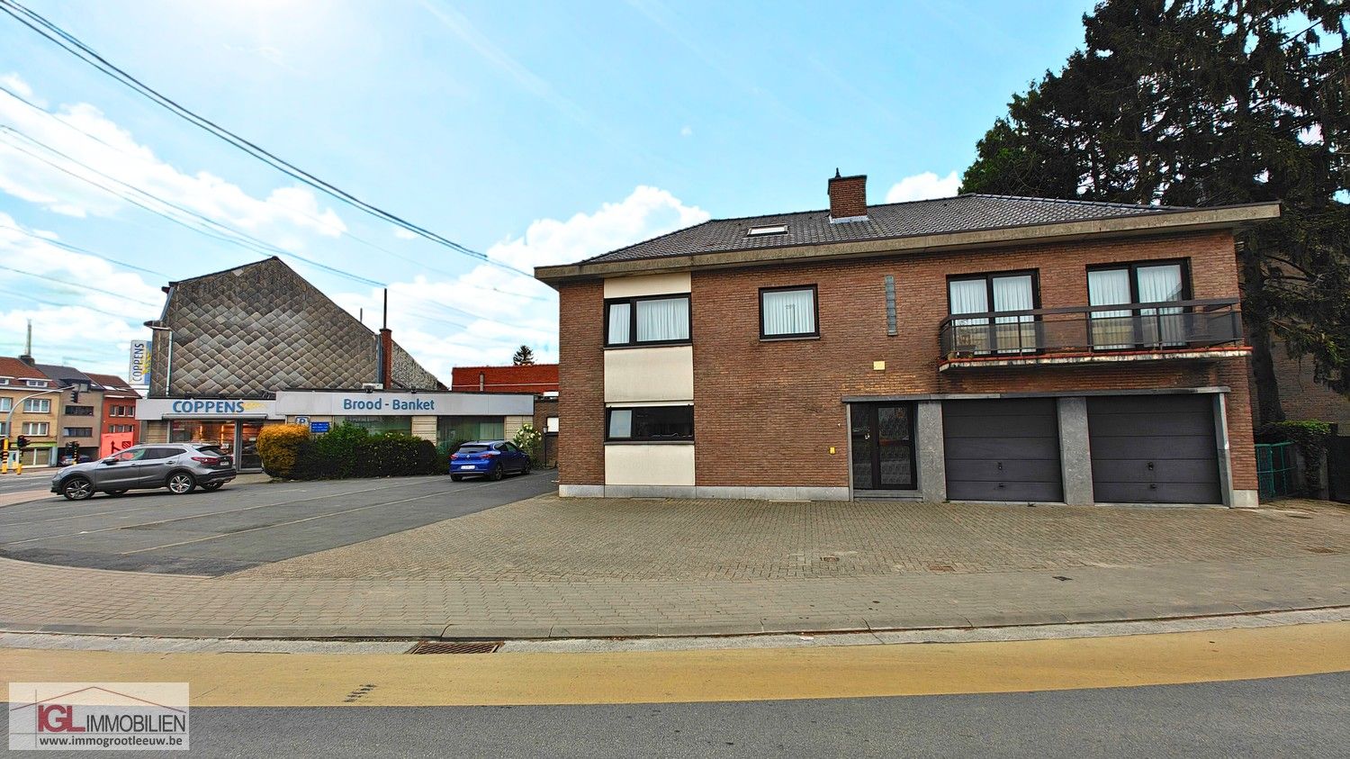 Handelspand op topliging met optimale zichtbaarheid langsheen Bergensesteenweg met veel parking en twee woongelegenheden! foto {{pictureIndex}}