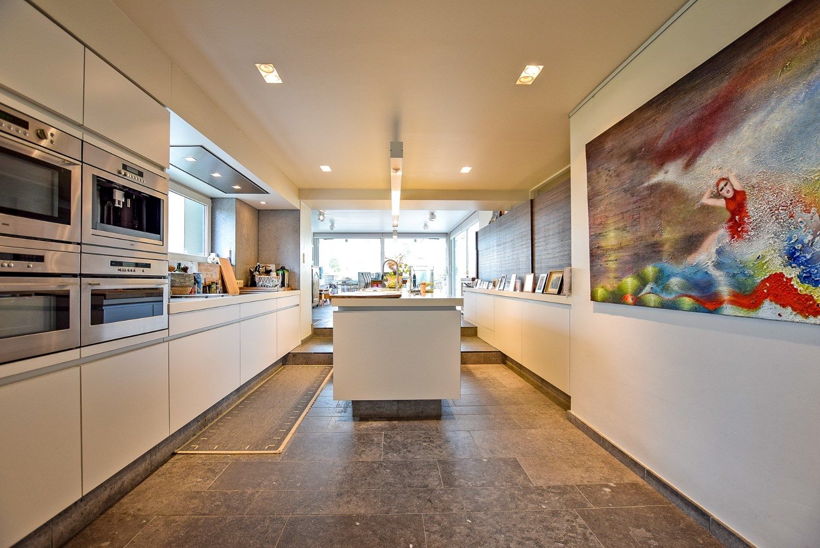 Goed gelegen kantoorruimte / praktijkruimte met woonst te Oostduinkerke op 749m². foto {{pictureIndex}}