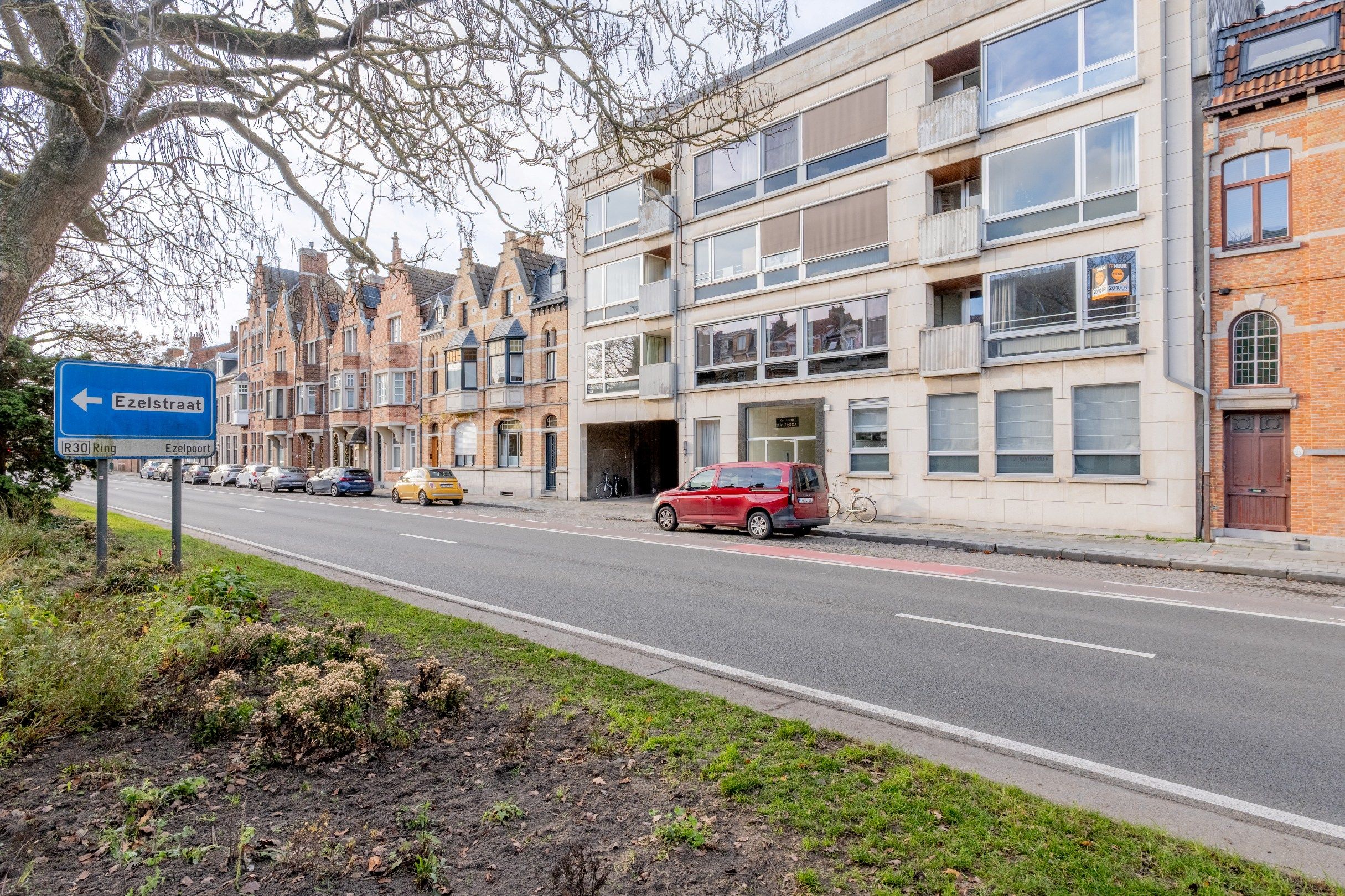 Gesloten garagebox aan de Ezelpoort te Brugge foto 2