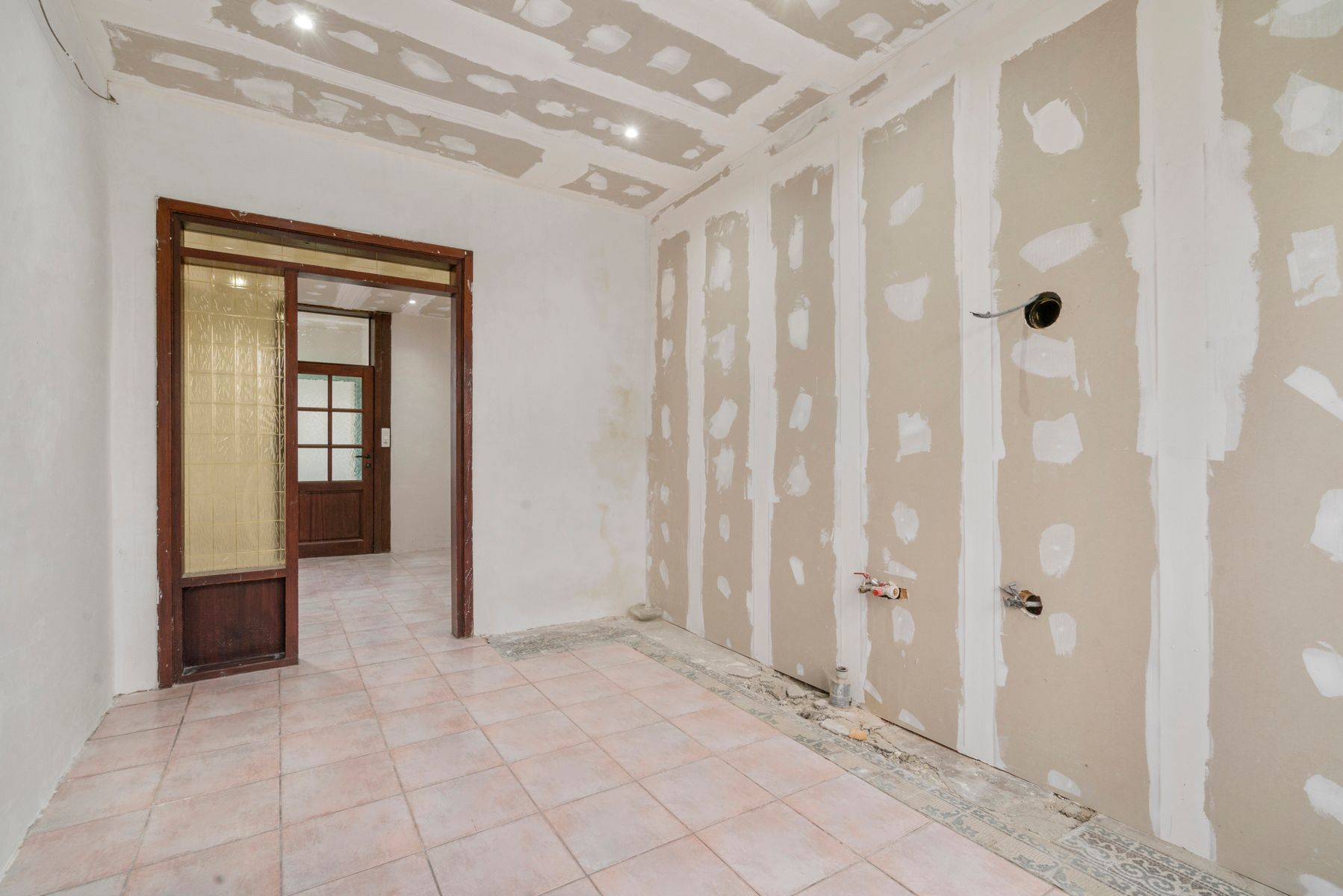 Deels te renoveren woning met 3 slaapkamers en garage foto 4