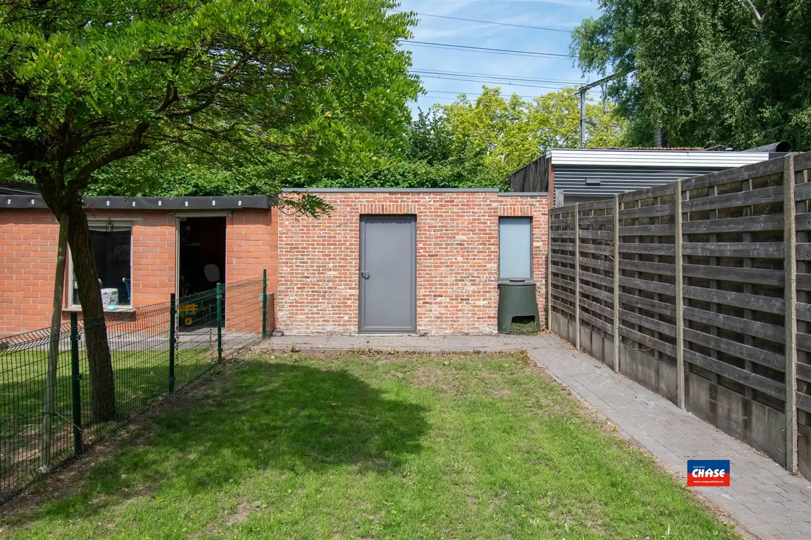 Gerenoveerde rijwoning met 3 slpks en grote tuin foto 8