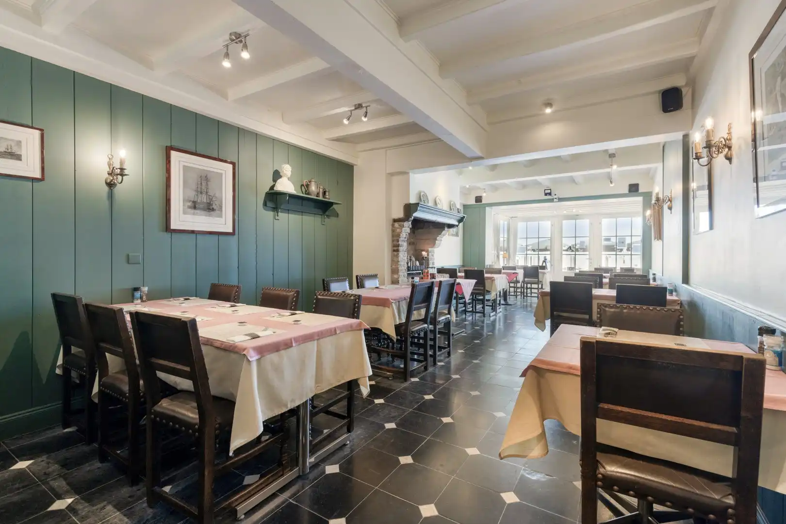 Investeringseigendom met volledig uitgerust restaurant en twee bijkomende woonentiteiten op de Zeedijk van Zeebrugge foto 5