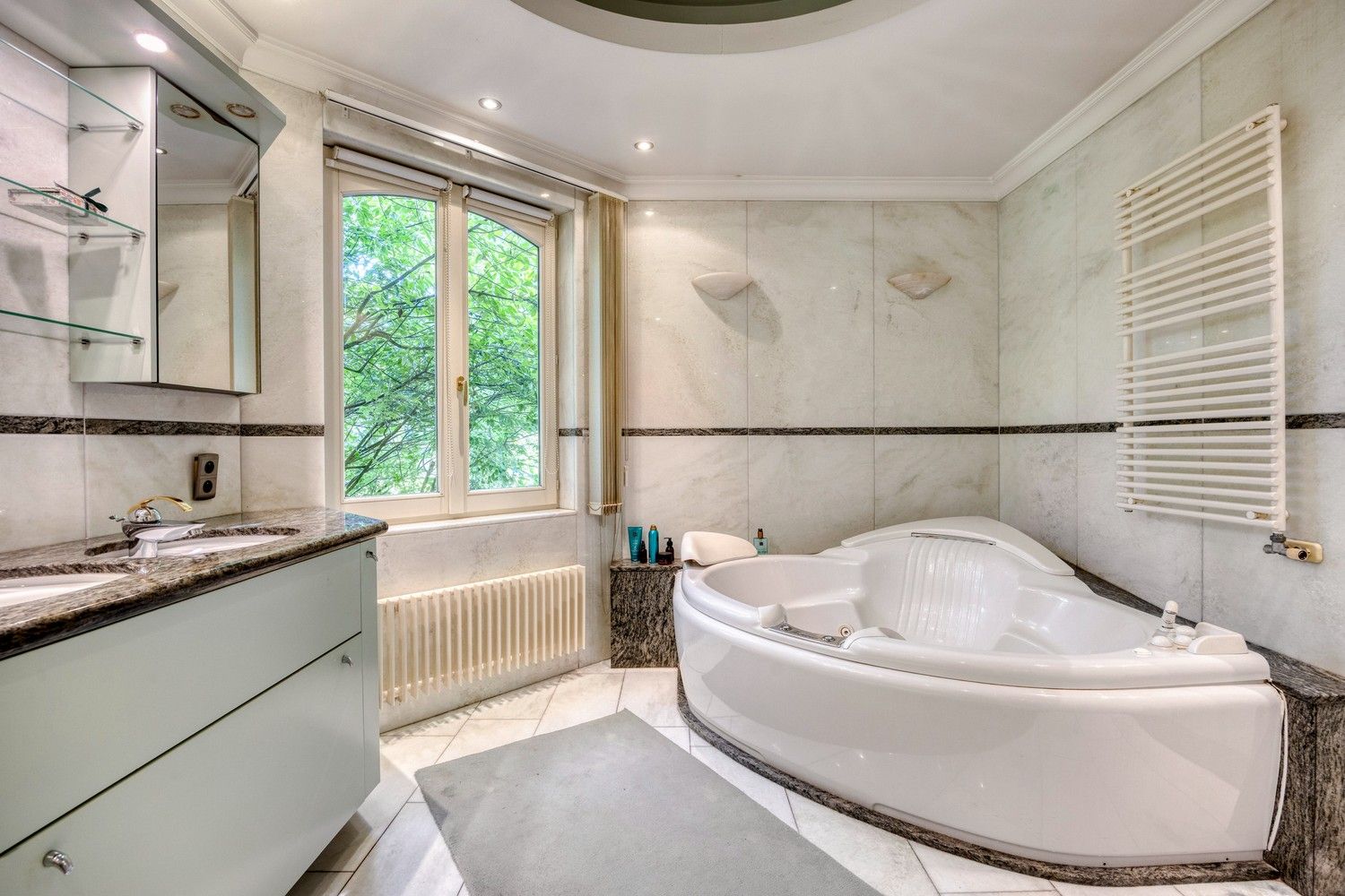 Exclusieve, royale villa in prestigieuze villawijk te Maasmechelen foto 22