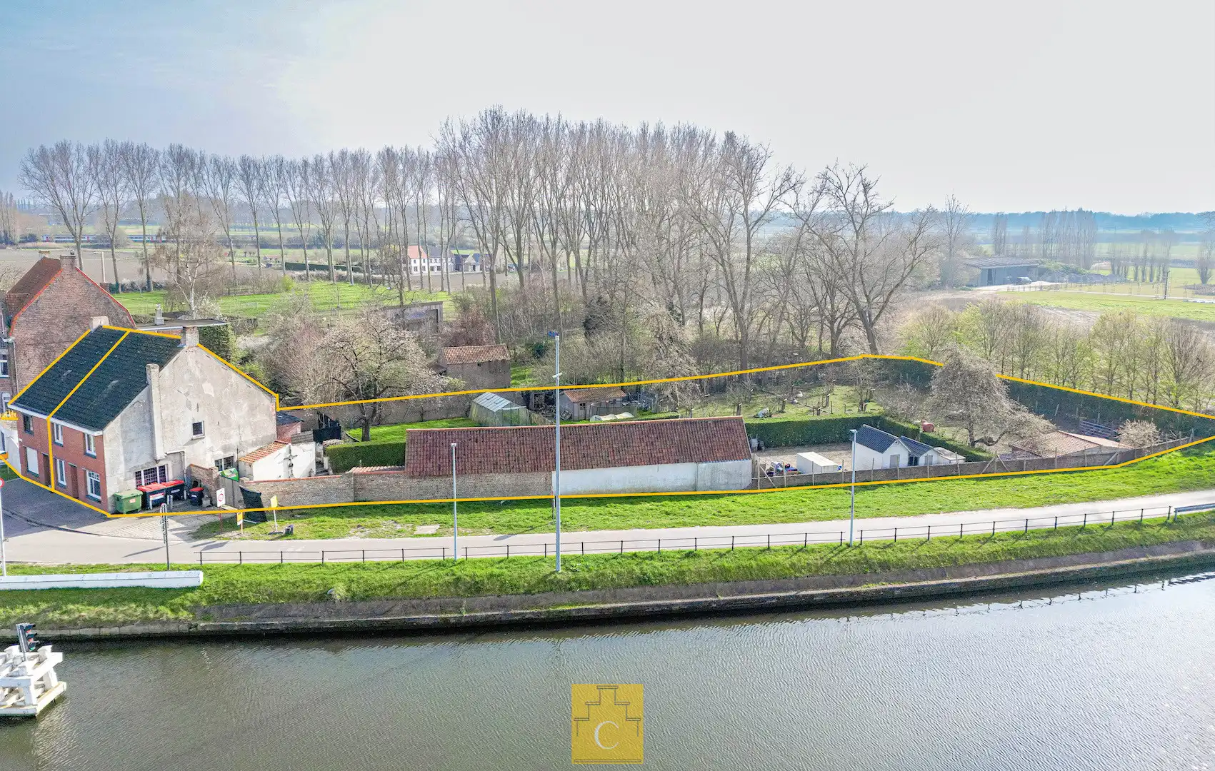 Uniek geheel van TWEE WONINGEN met bijgebouw, idyllisch gelegen aan de vaart foto 3