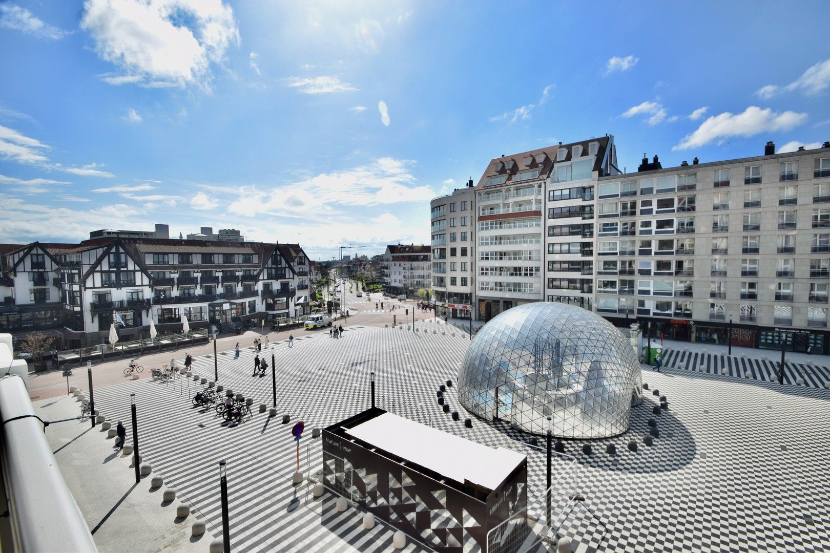 Ruime garagebox te koop heel goed gelegen onder het Albertplein. foto {{pictureIndex}}