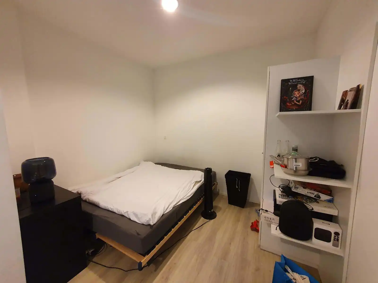 Grote moderne studentenkamer met eigen badkamer foto 8
