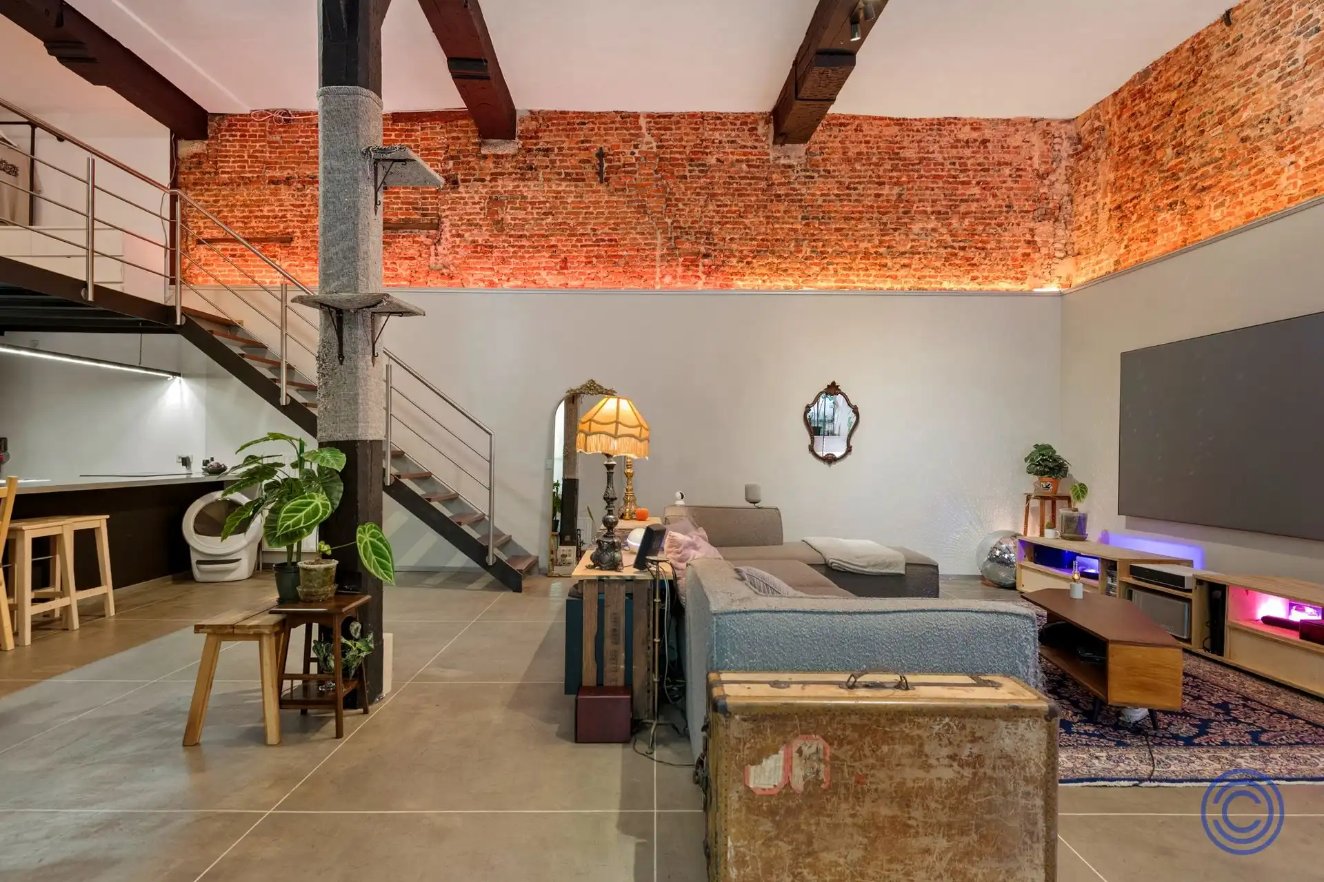Loft in een prachtig middeleeuws pand met terrasje! foto 7