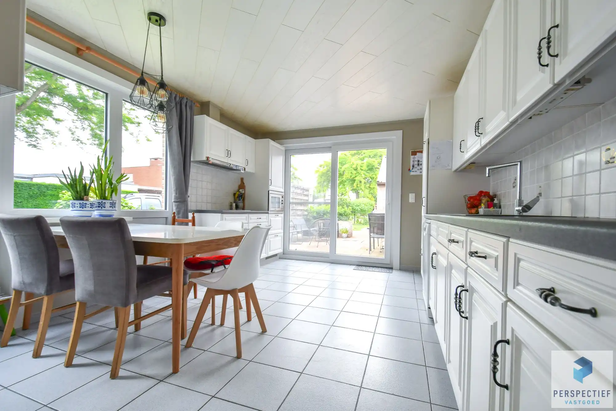 Ruime en energiezuinig gerenoveerde halfopen bebouwing met 5 slaapkamers, garage en zonnige tuin foto 9