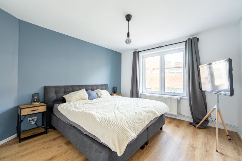 Recent gerenoveerde woning met ruime garage foto 12