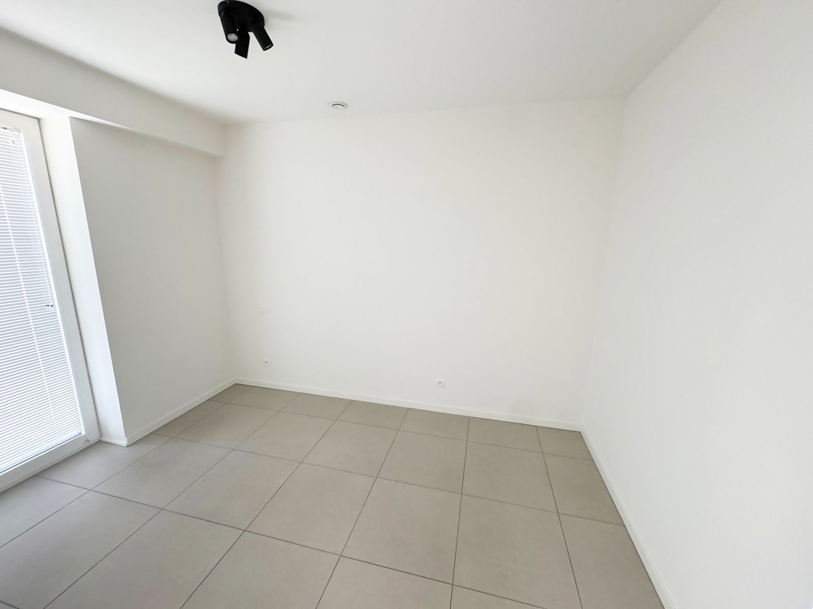 Ongemeubeld 1 slaapkamer app. met mooi terrras foto 7