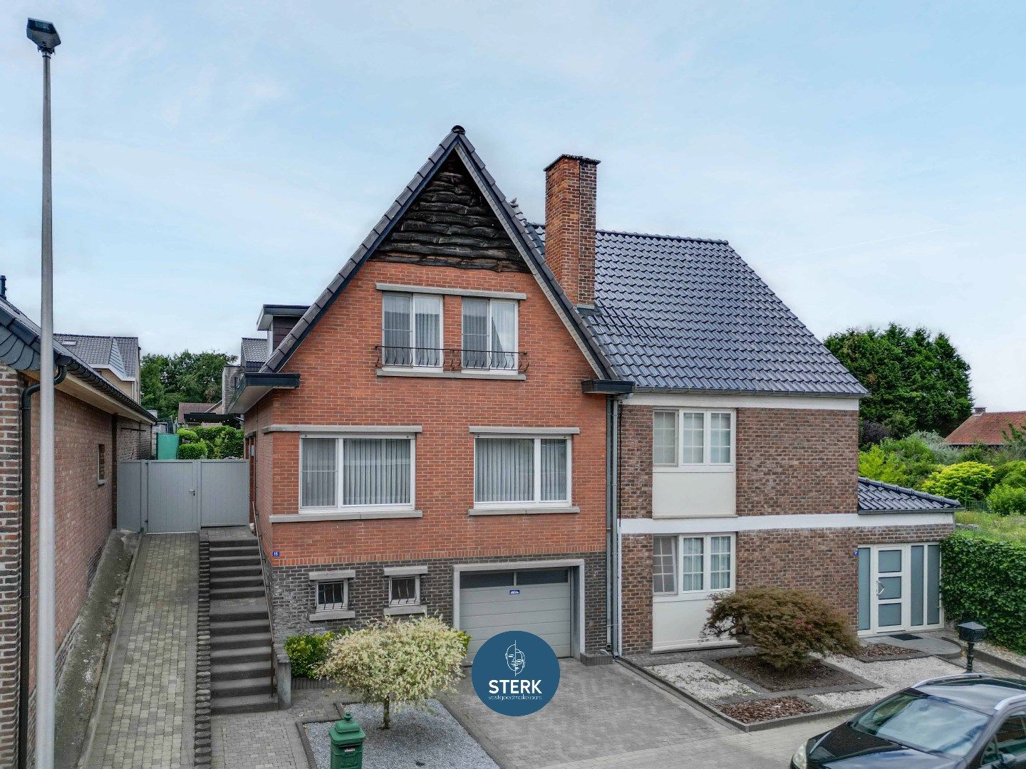OP TE KNAPPEN GEZINSWONING MET VEEL CHARME TE EIGENBILZEN !  foto {{pictureIndex}}