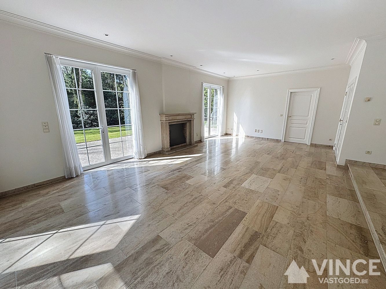 Prachtige villa in een rustige straat, omringd door groen foto 8