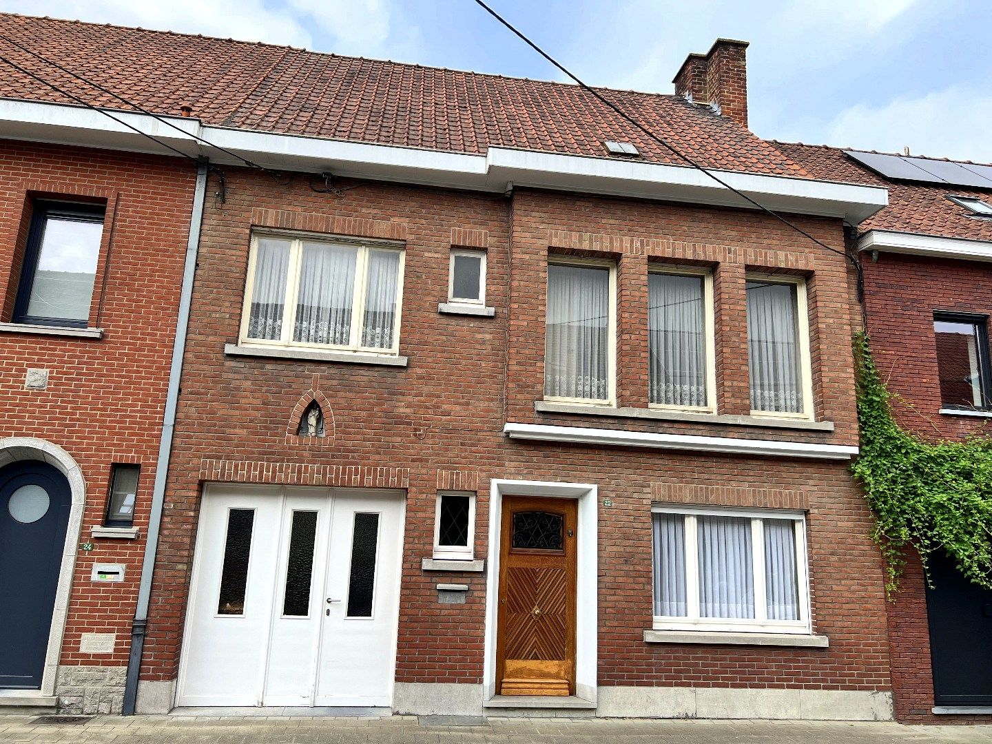 Hoofdfoto van de publicatie: Statige rijwoning met 4 slaapkamers (mogelijkheid tot meer), garage en prachtige tuin te koop in Gullegem
