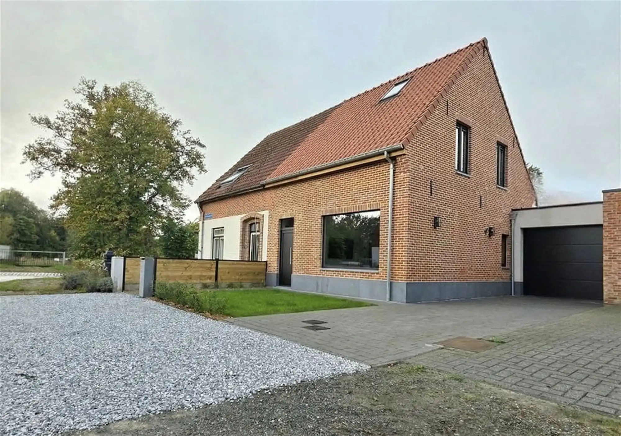 Modern afgewerkte en energie-efficiënte woning te huur foto {{pictureIndex}}