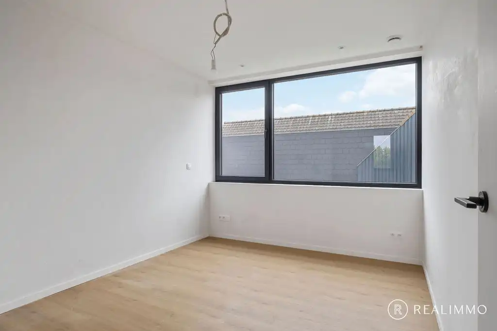 Instapklaar & stijlvol wonen met aangelegde tuin, oprit én terras! foto 8