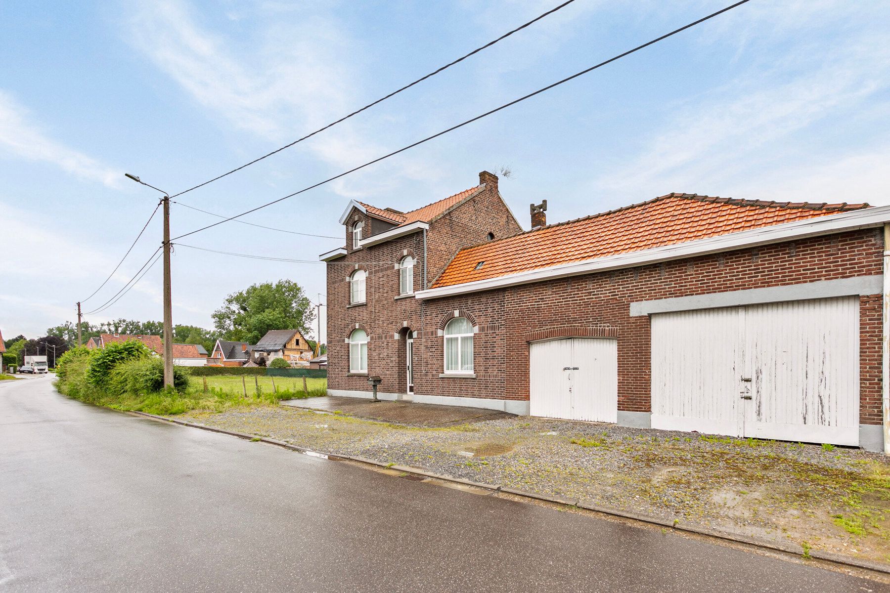 Hoofdfoto van de publicatie: TE RENOVEREN WONING MET 3 SLK OP 10A89CA TE DIEPENBEEK