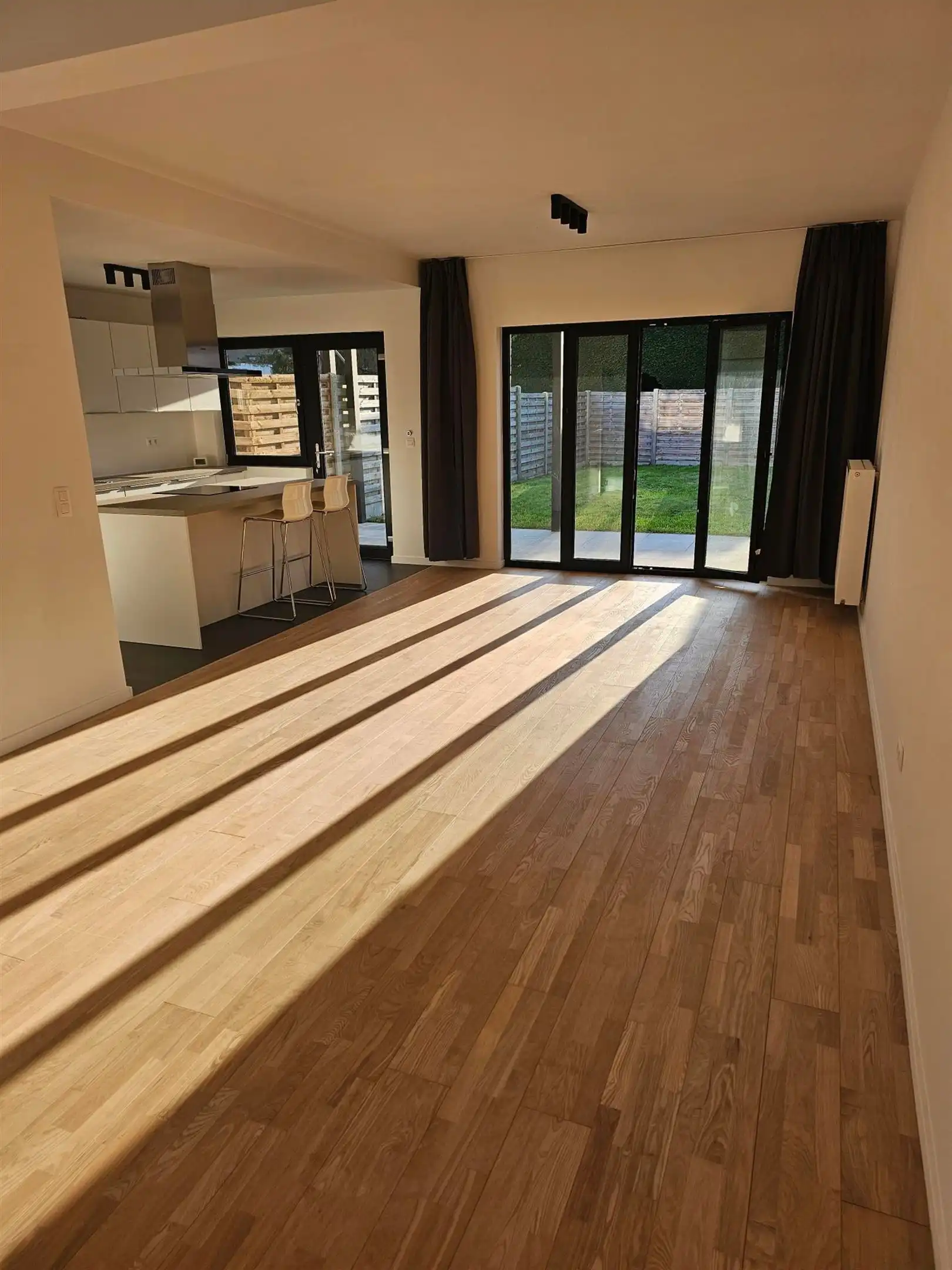 Gerenoveerde, rustig gelegen halfopen bebouwing met 3 slaapkamers en grote garage. foto 2