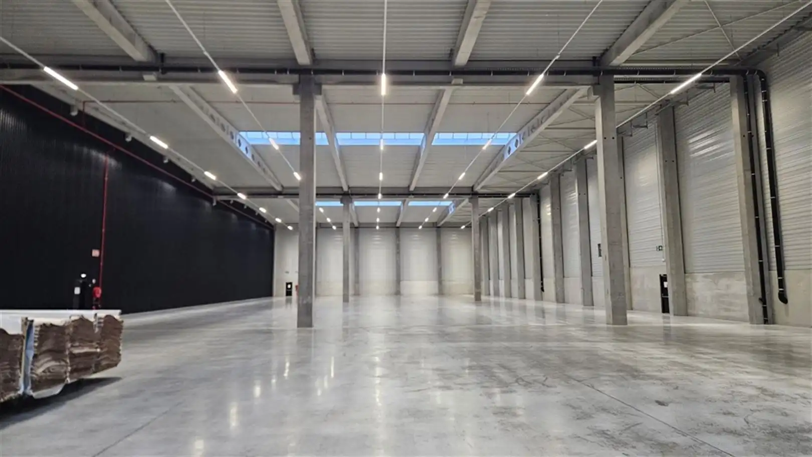 Magazijn met laad- en loskades vlakbij de E17 foto 5