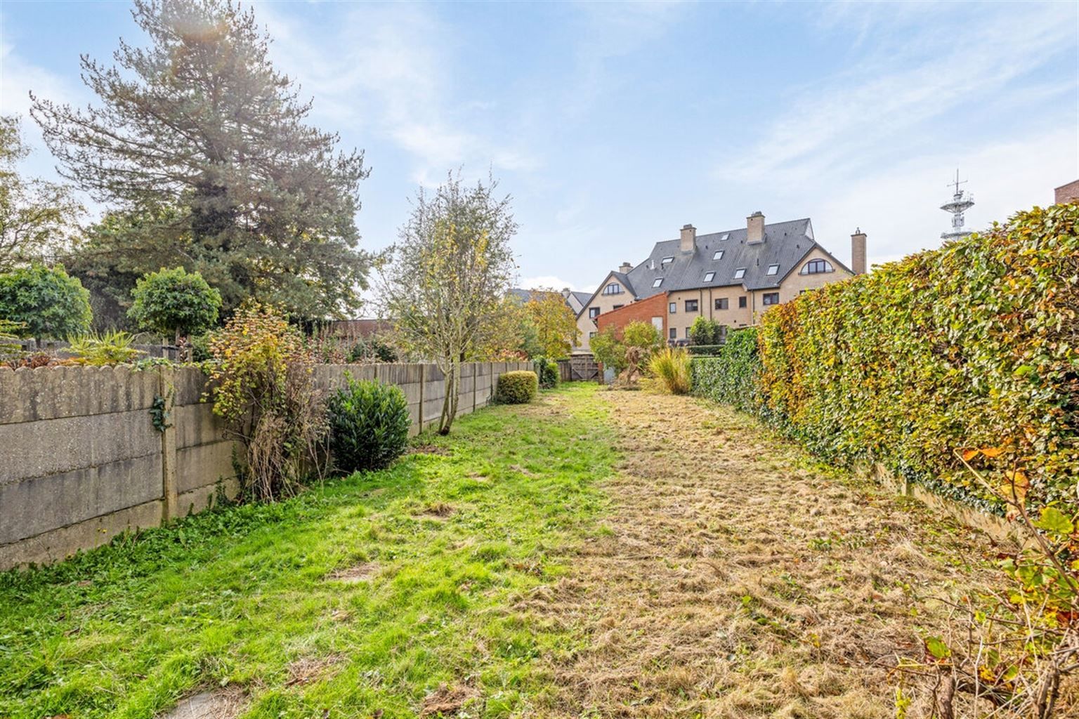 Ruime, karaktervolle stadswoning met 5 slaapkamers, royale tuin en garage in het centrum van Maaseik.  foto 36