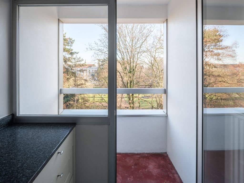 Instapklaar en ruim appartement met twee volwaardige slaapkamers en prachtig zicht op het Zuidpark. foto 5