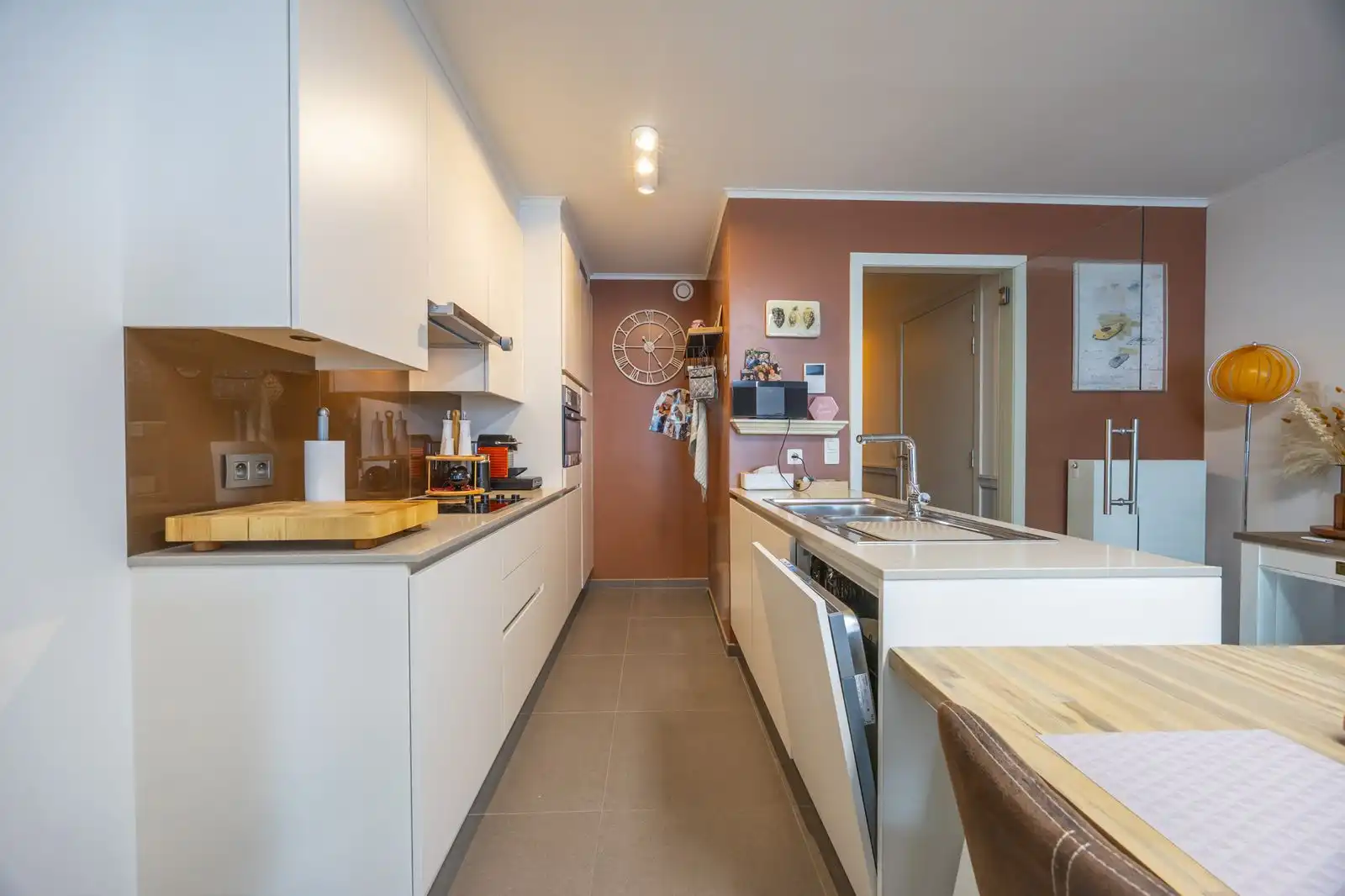 "Stijlvol appartement te koop in Oostende - moderne luxe met 2 slaapkamers en een ruime woonkamer" foto 6