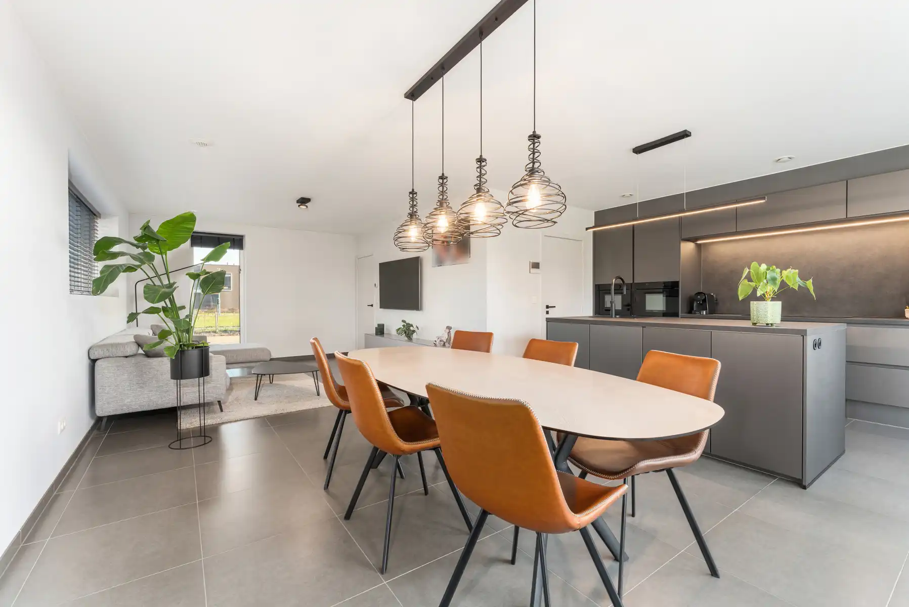 Recente HOB met 4 slpks en afzonderlijke garage te Roeselare foto {{pictureIndex}}