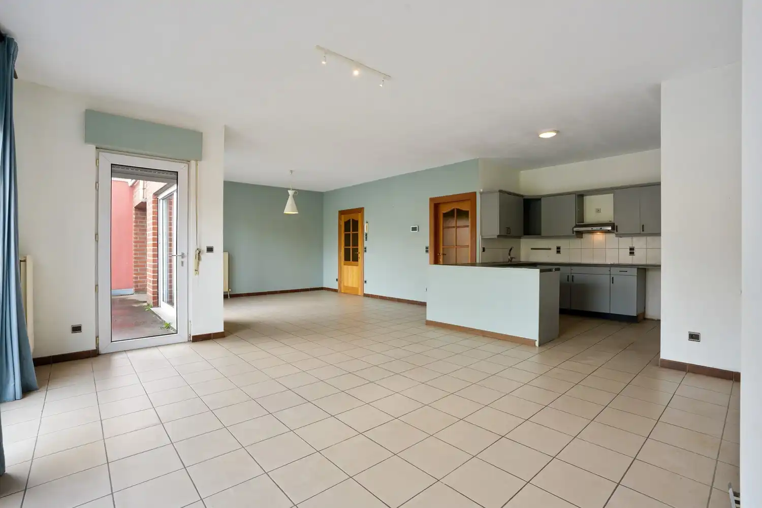 Gelijkvloers appartement met 2 slaapkamers, een ruim terras, 2 autostaanplaatsen, een kelder en een tuin grenzend aan de Vijvers van Bellefroid te Leuven! foto 4