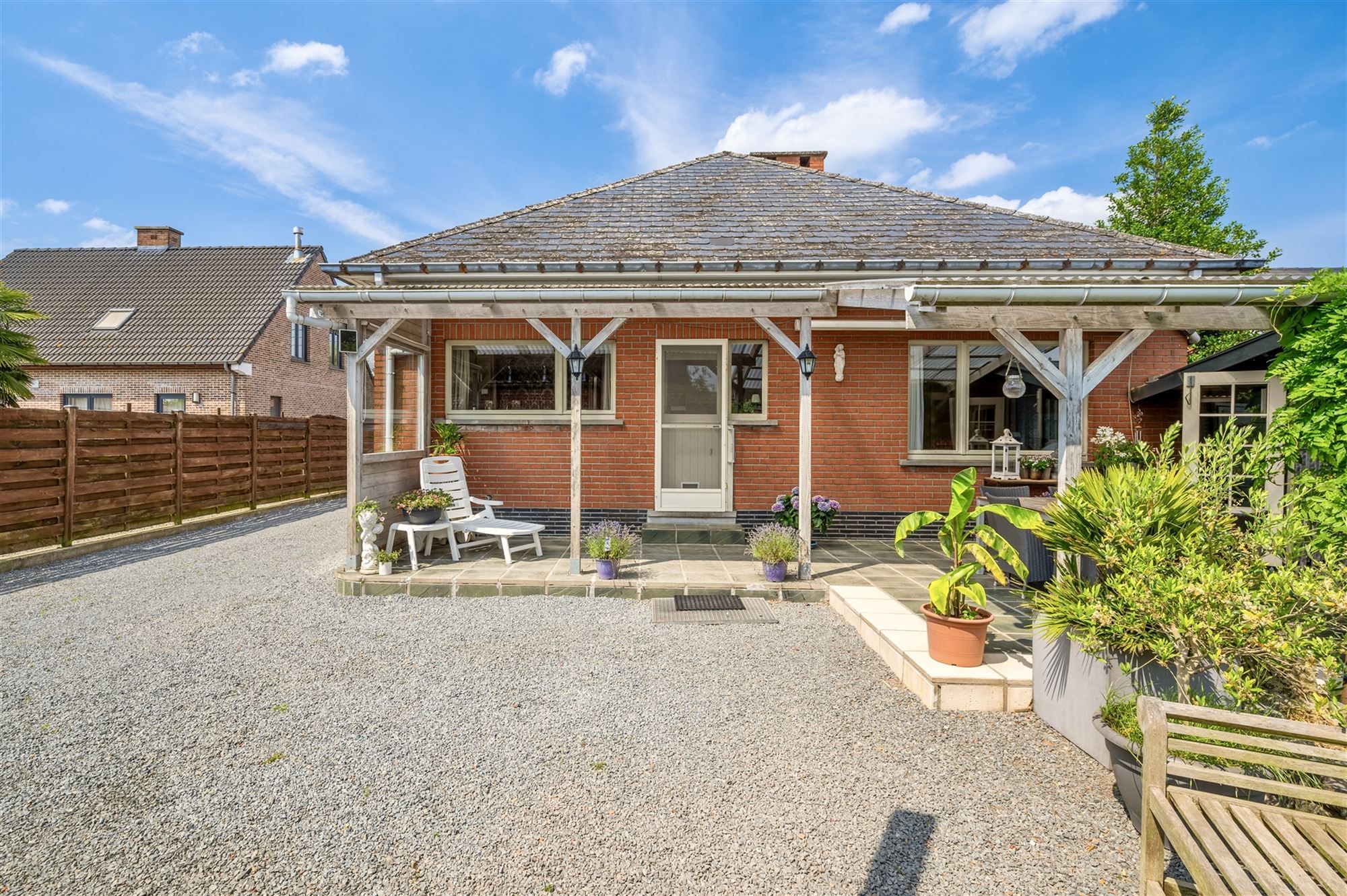 Schitterende bungalow met 4 slpks, tuin en dubbele garage foto 28