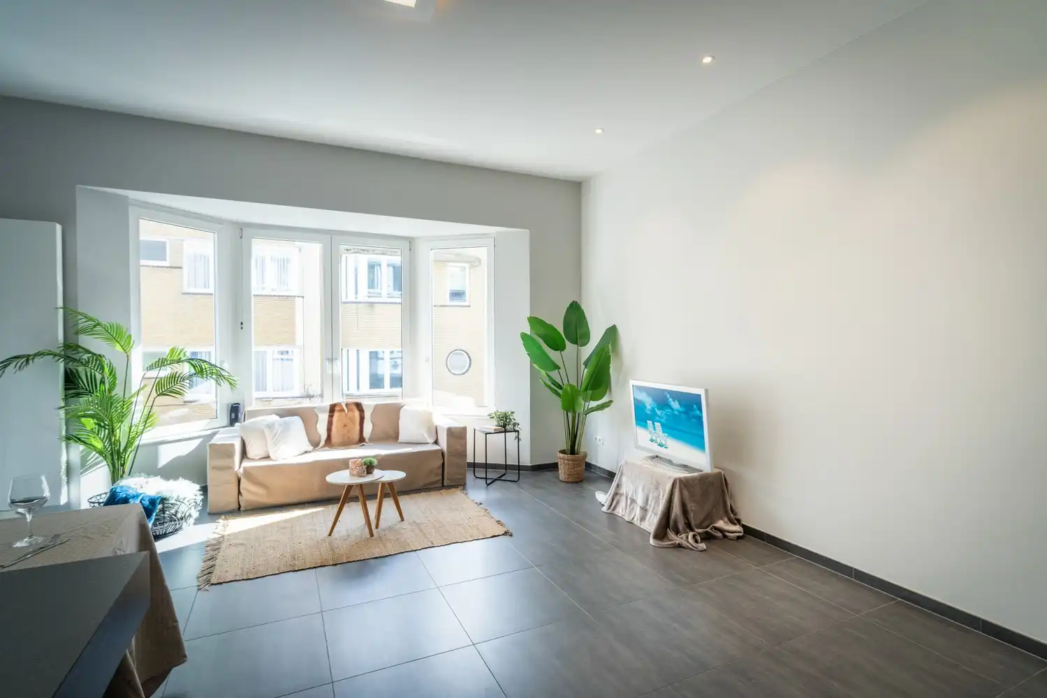 Stijlvol gerenoveerd appartement met hoge plafonds, 2 slpks vlak bij zee te koop in Oostende foto 6