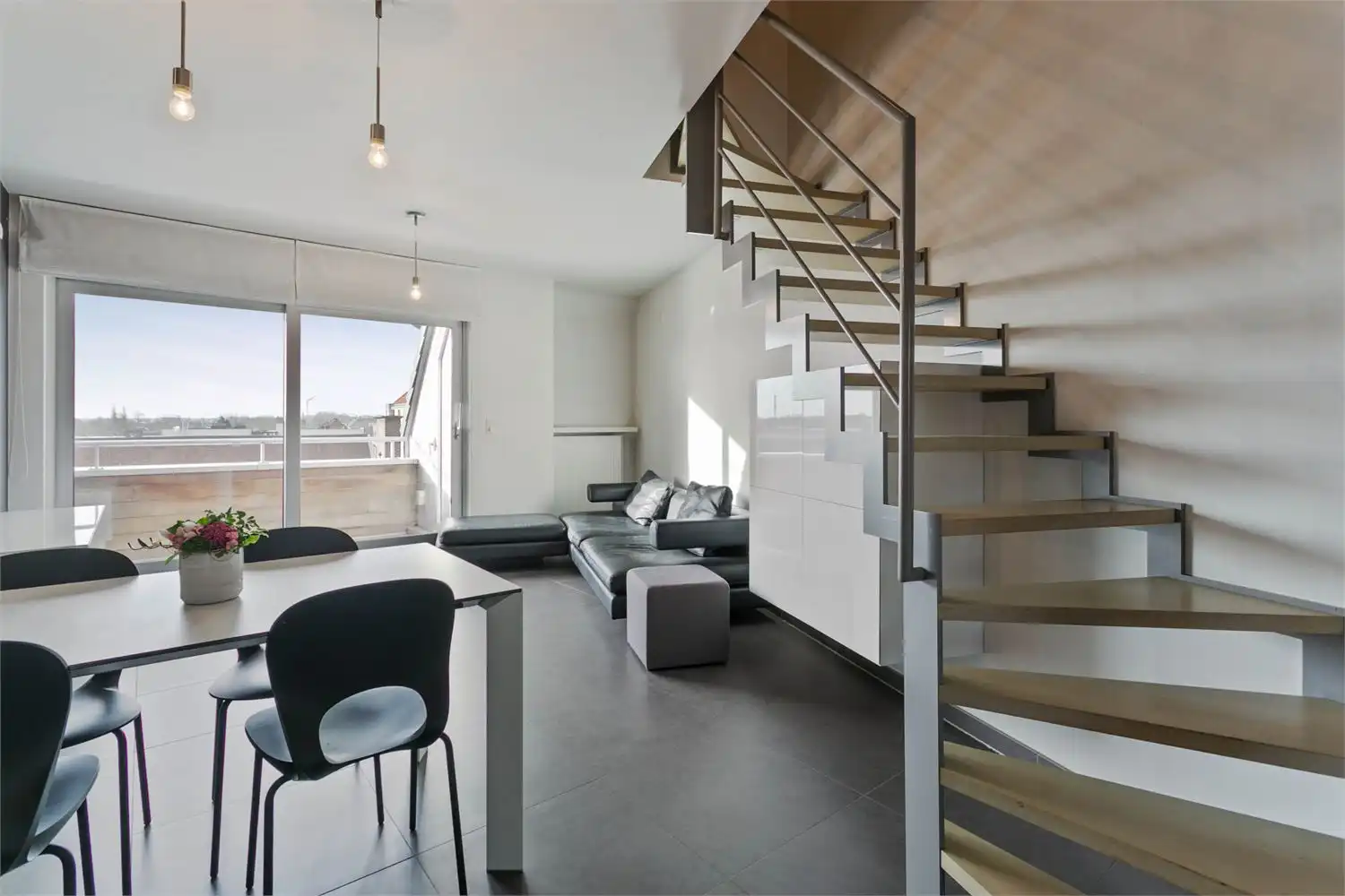 Instapklaar duplex dakappartement met terras in hartje Oostkamp foto 2