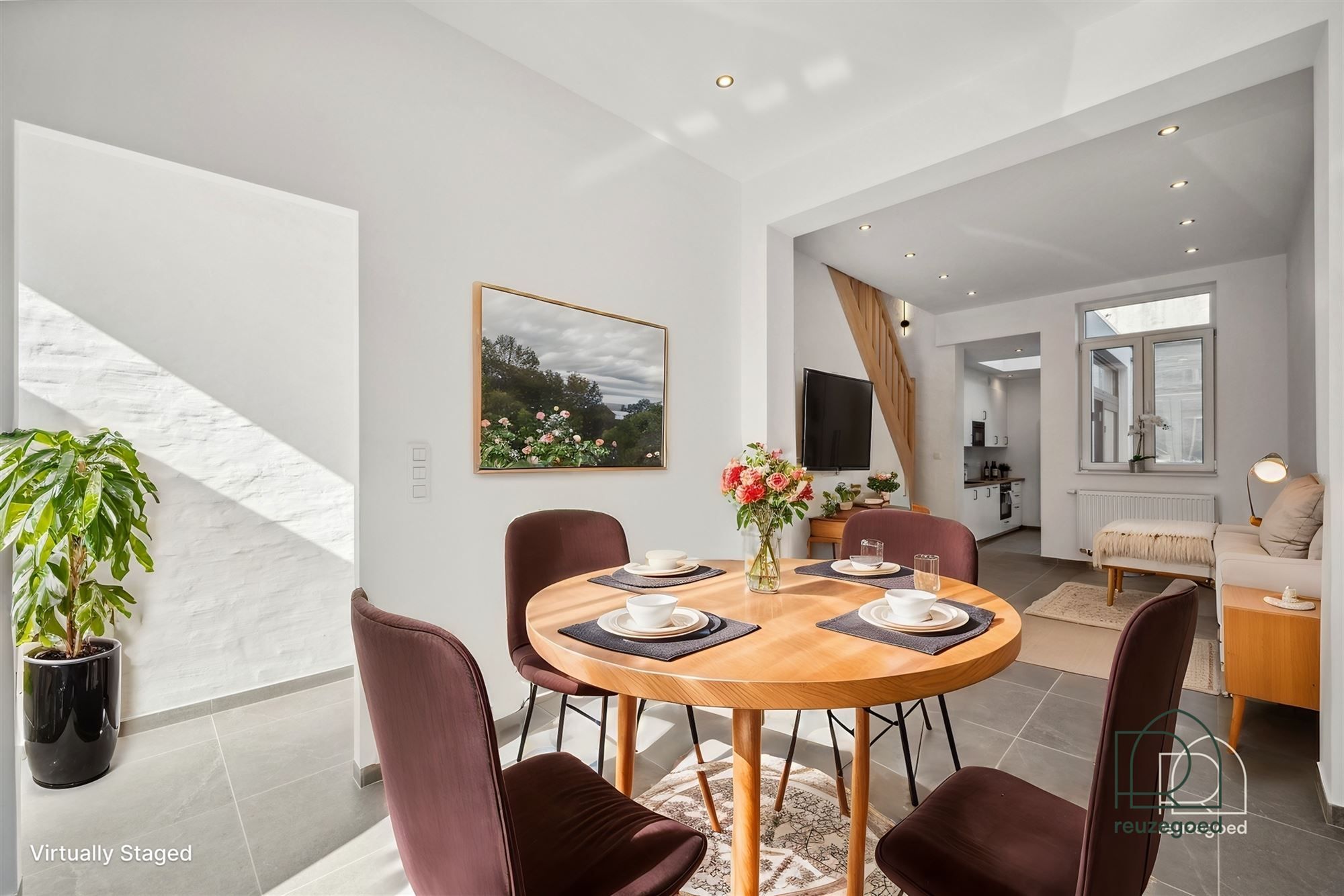 Instapklare, volledig gerenoveerde woning met 3 slaapkamers foto {{pictureIndex}}