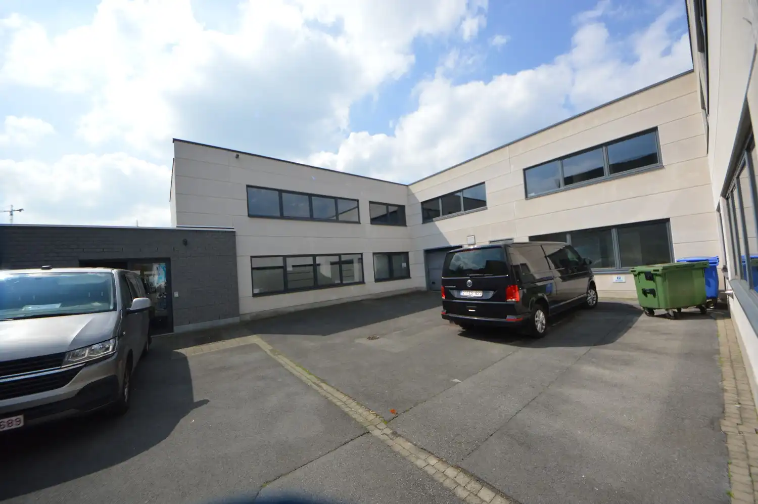 Instapklare burelen te huur in Aalst – op wandelafstand van het station MET OPTIONEEL MAGAZIJN foto {{pictureIndex}}