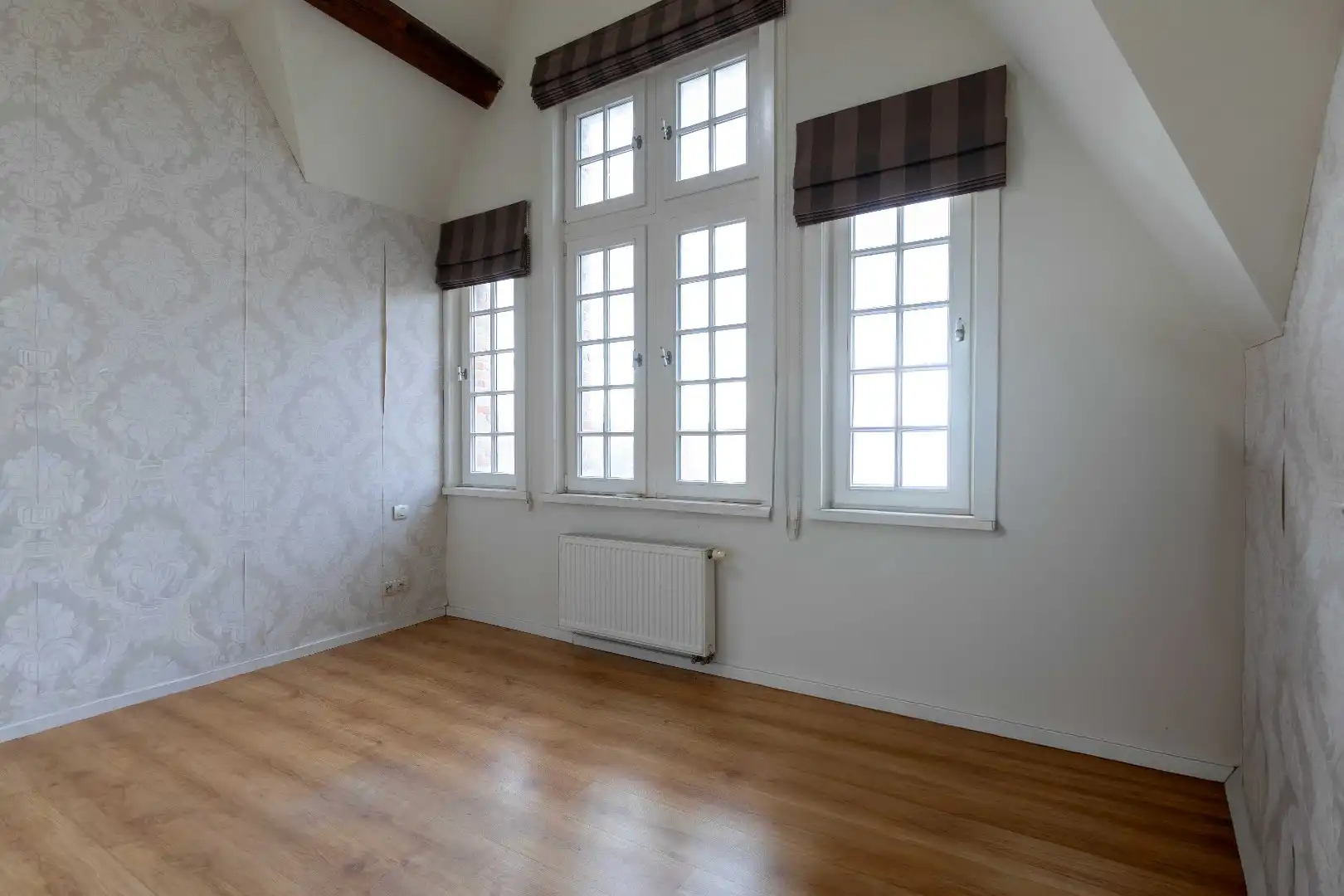 Iconisch neo-gotisch pand met uniek zicht op de Ezelpoort en het Stil Ende foto 21