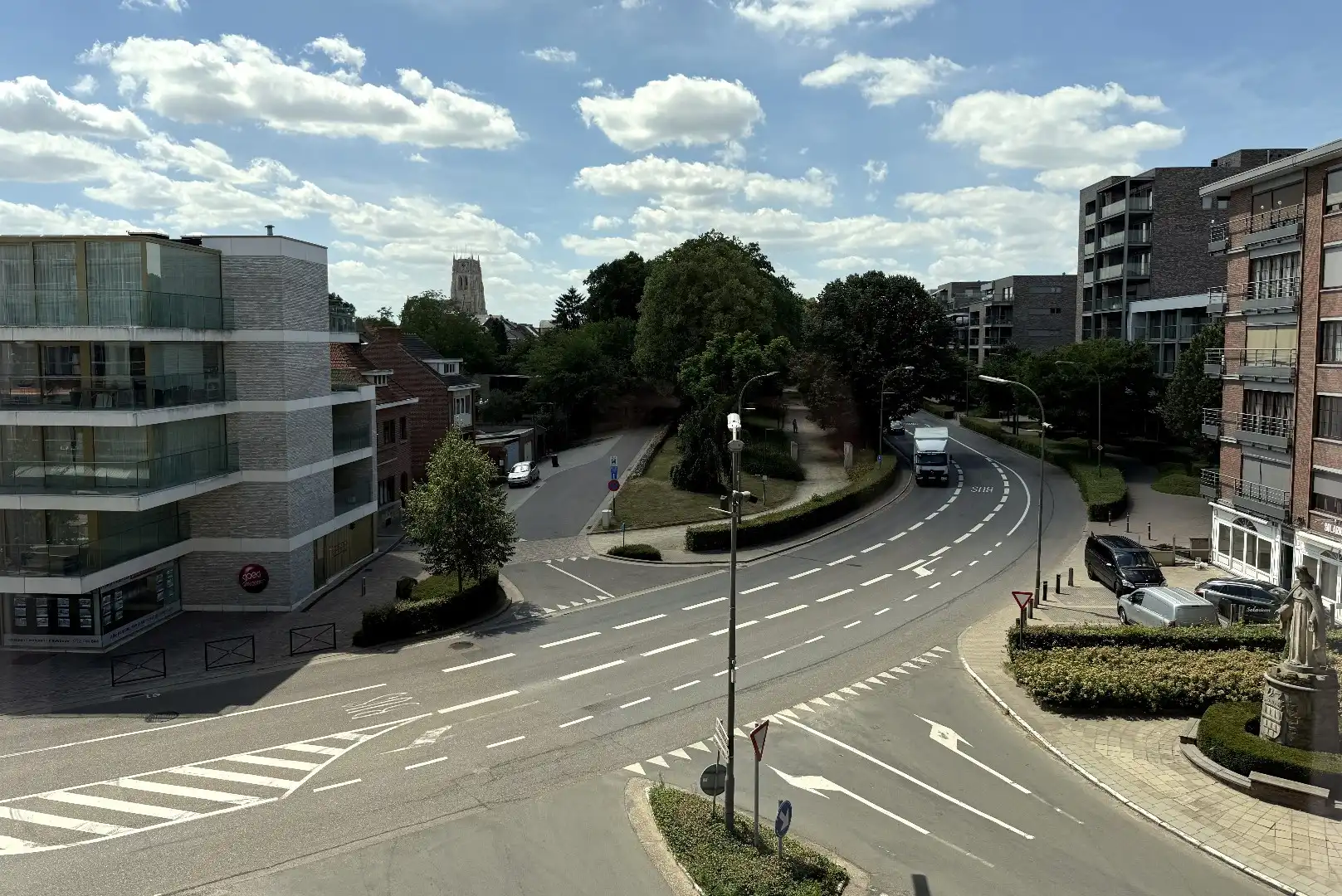 Ruim appartement met vrij uitzicht en garage - centrum Tongeren foto 3
