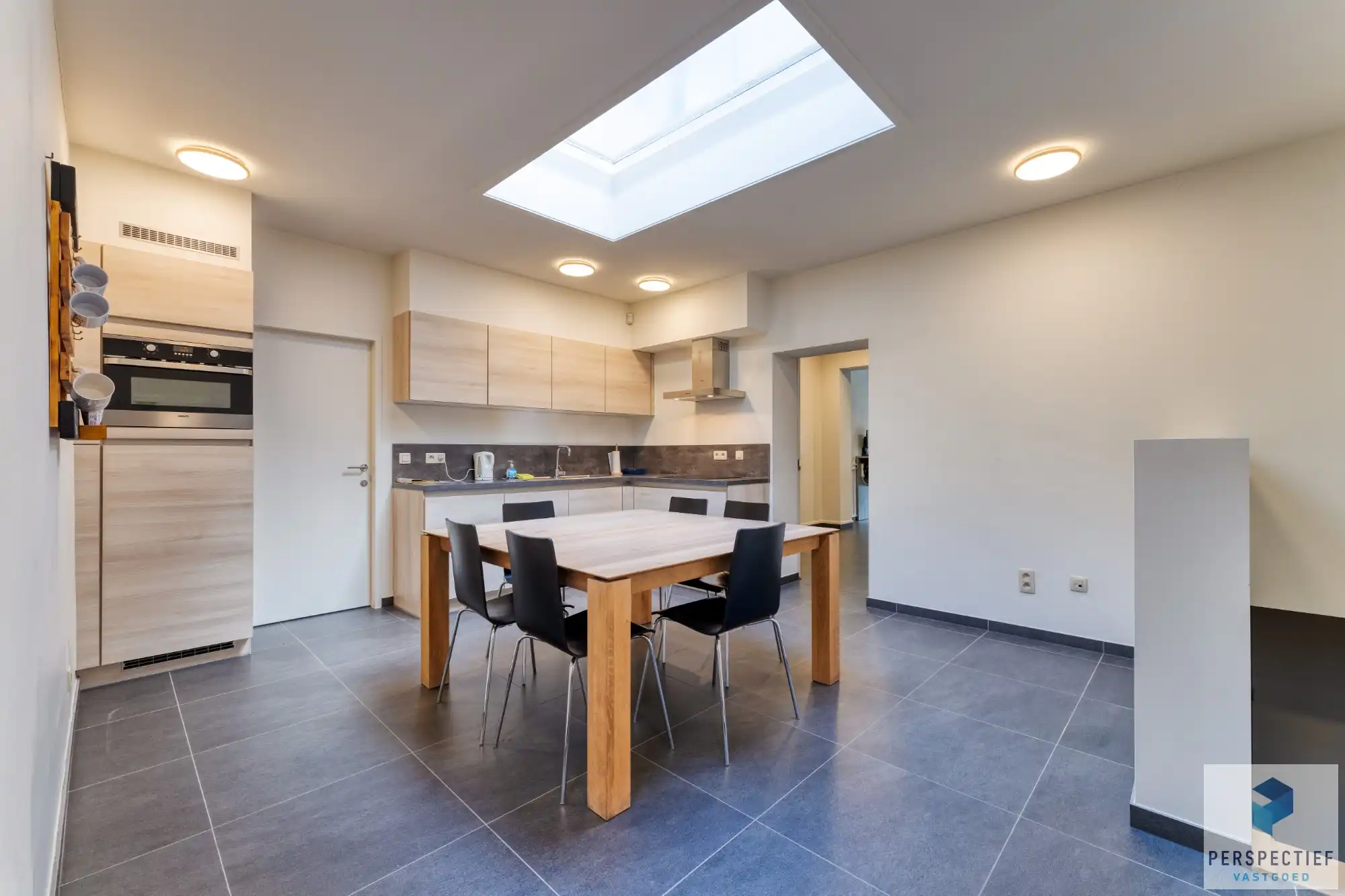 Veelzijdig handelshuis/kantoorgebouw foto 13