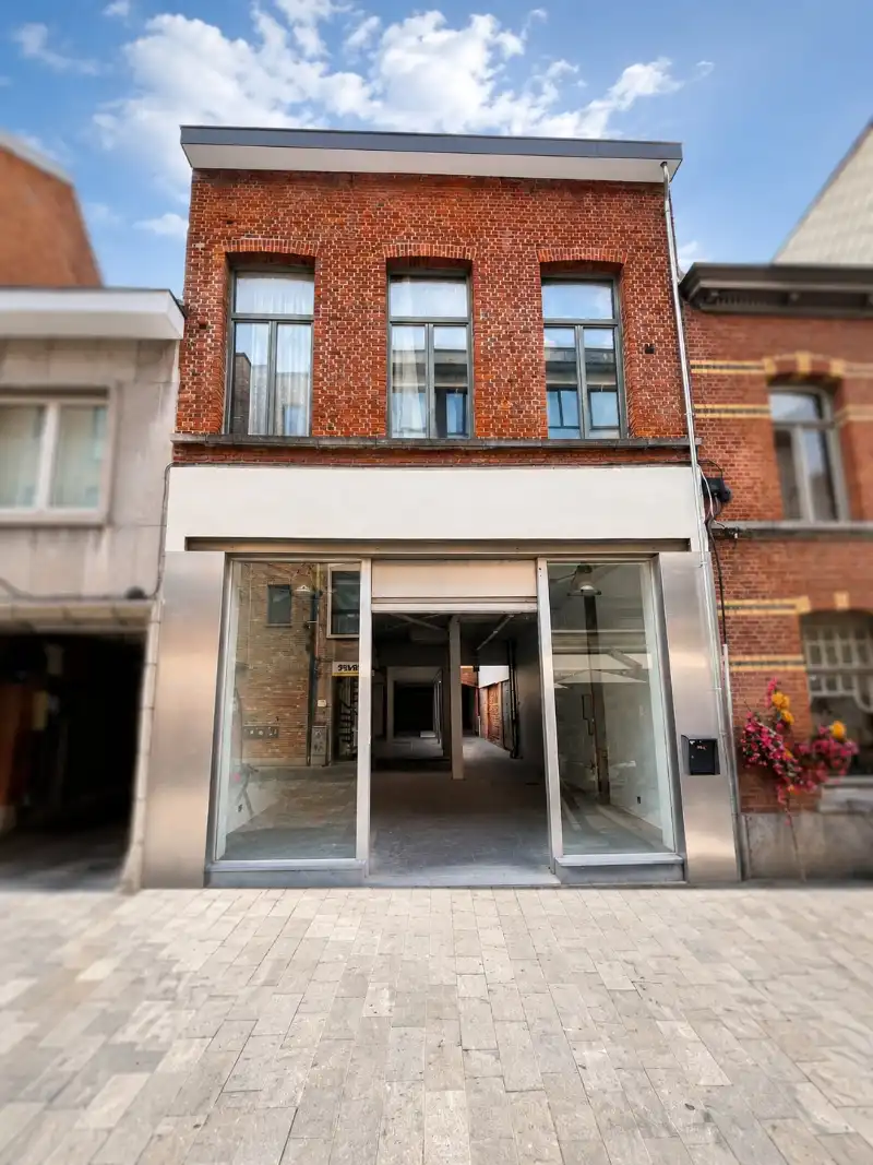 Veelzijdig handelspand op toplocatie te koop foto {{pictureIndex}}