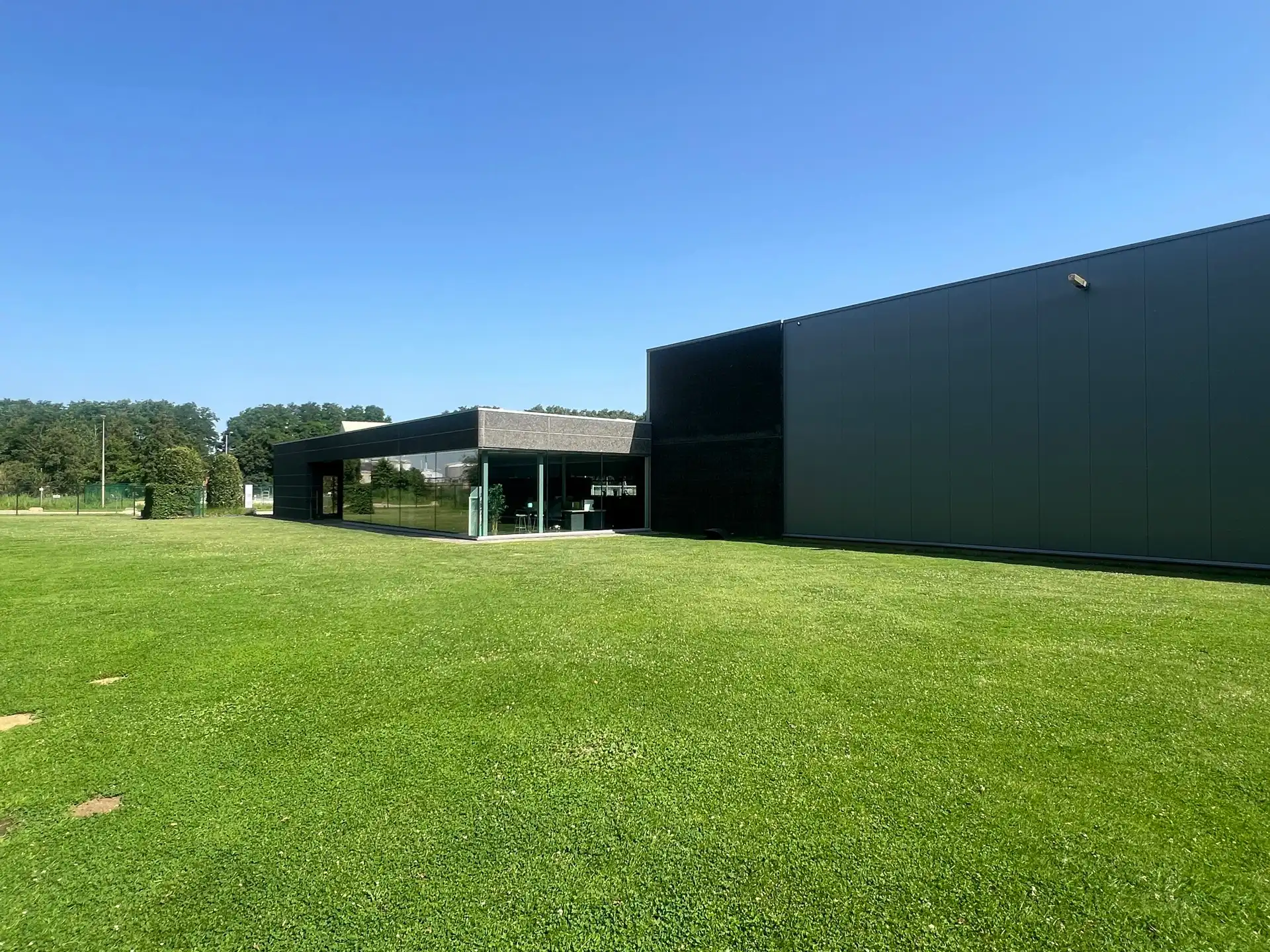 MULTIFUNCTIONEEL EN ENERGIEZUINIG BEDRIJFSGEBOUW  foto 2