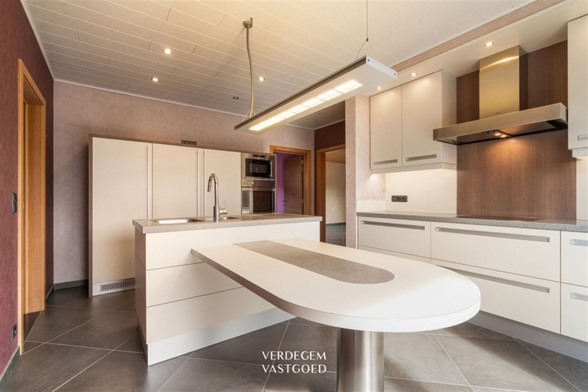 Bungalow met 4 slaapkamers en 2 garages op perceel van 1.029m² foto 5