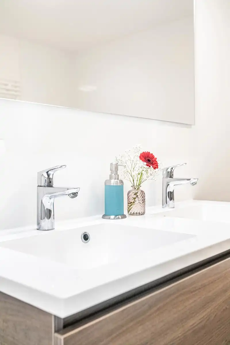 Lichtrijk gelijkvloers appartement met terras en tuinzicht foto 14