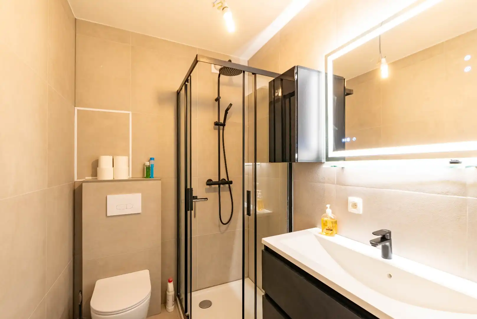 Vernieuwd appartement met 2 slaapkamers foto 9