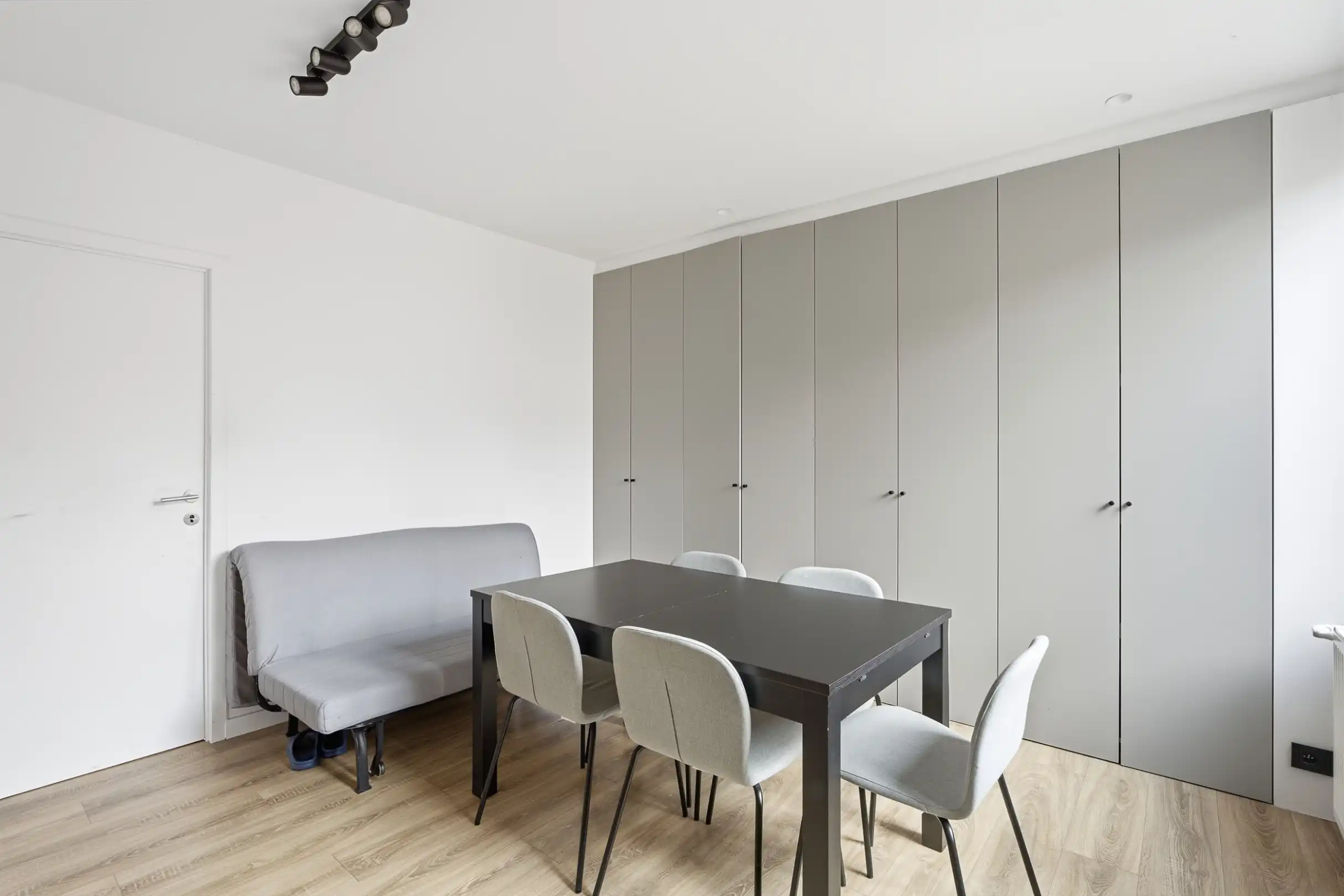 Vernieuwde woning met 5 slaapkamers te Zeebrugge foto 3