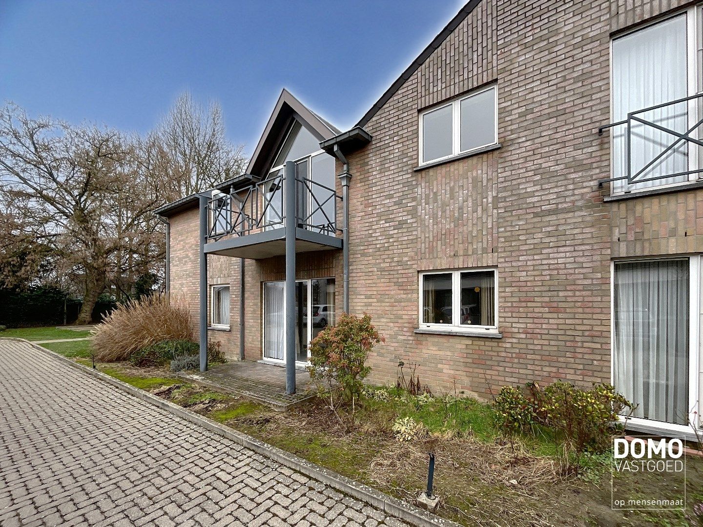 Ruime en instapklare assistentiewoning met zuidgericht terras, centraal gelegen in Kermt nabij Hasselt. foto {{pictureIndex}}