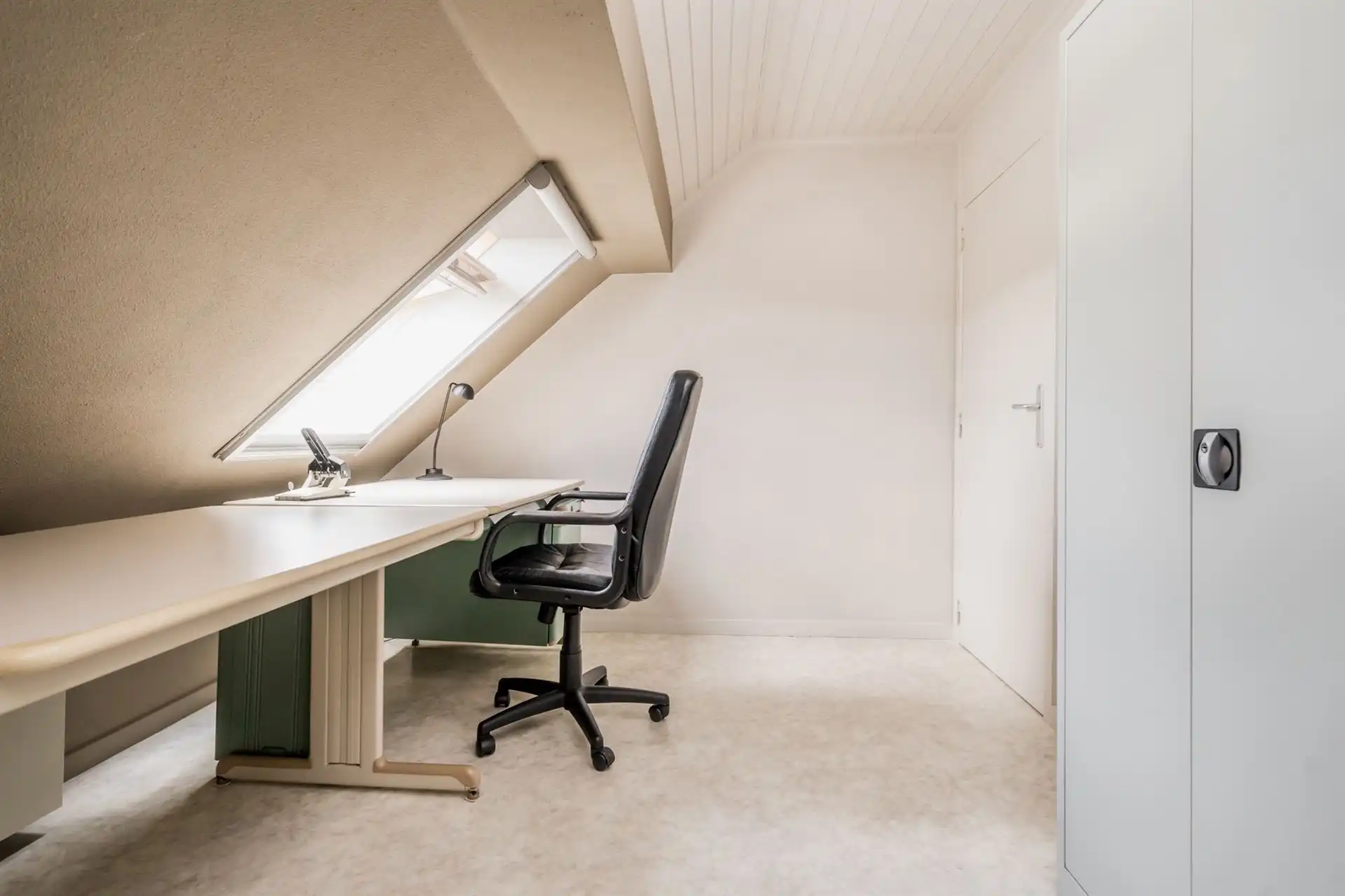Ruime halfopen bebouwing  met 5 slaapkamers, tuin en garage. foto 13