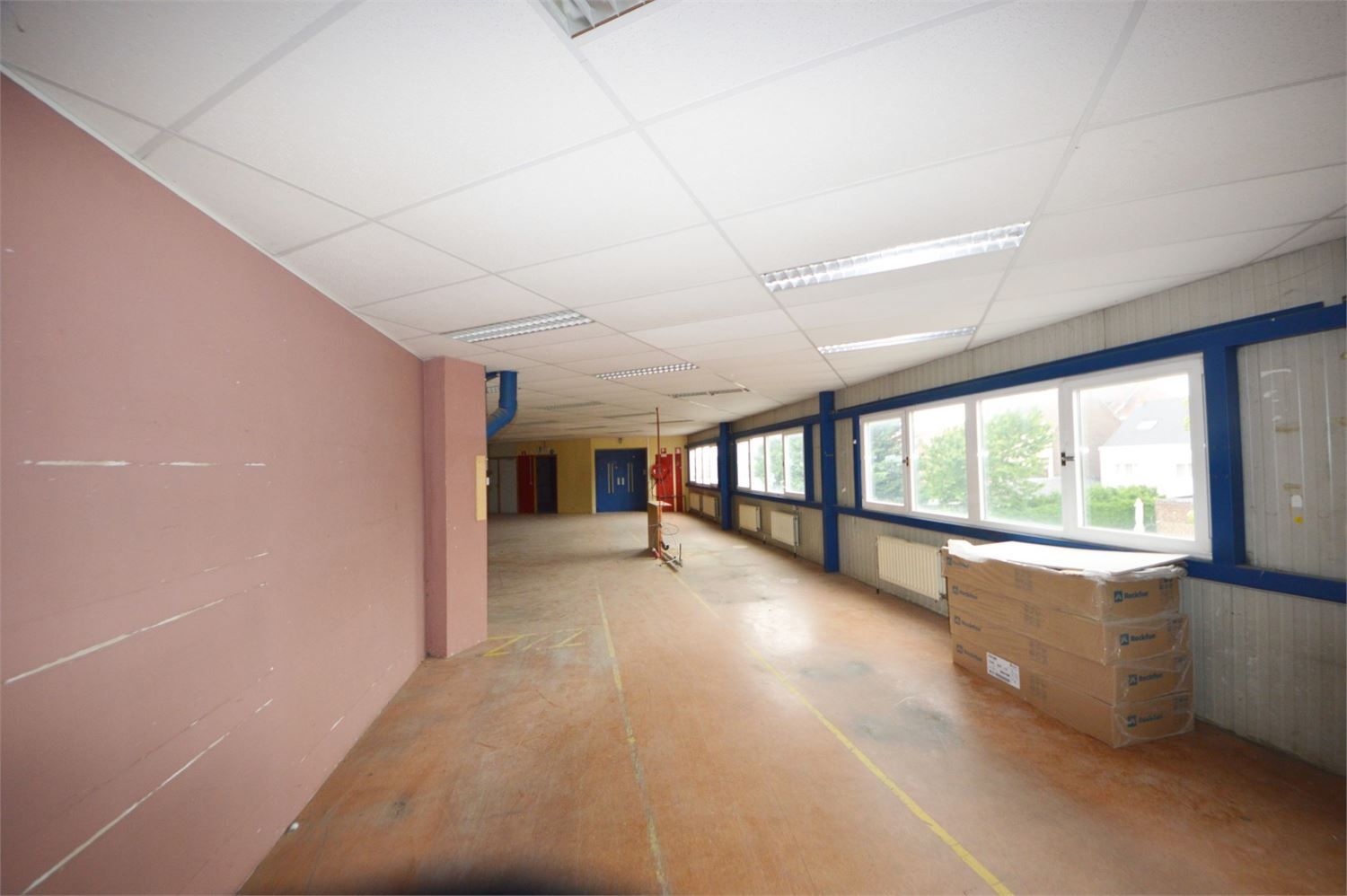 COMMERCIEEL GEBOUW BAANLOCATIE MET PARKING NABIJ MCDONALDS foto 23