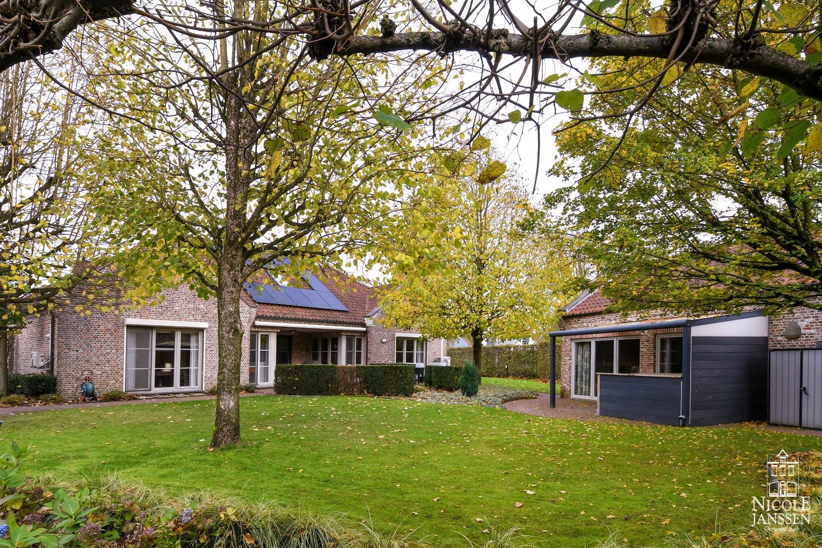 Instapklaar landhuis met tuin en interessant bijgebouw foto 2
